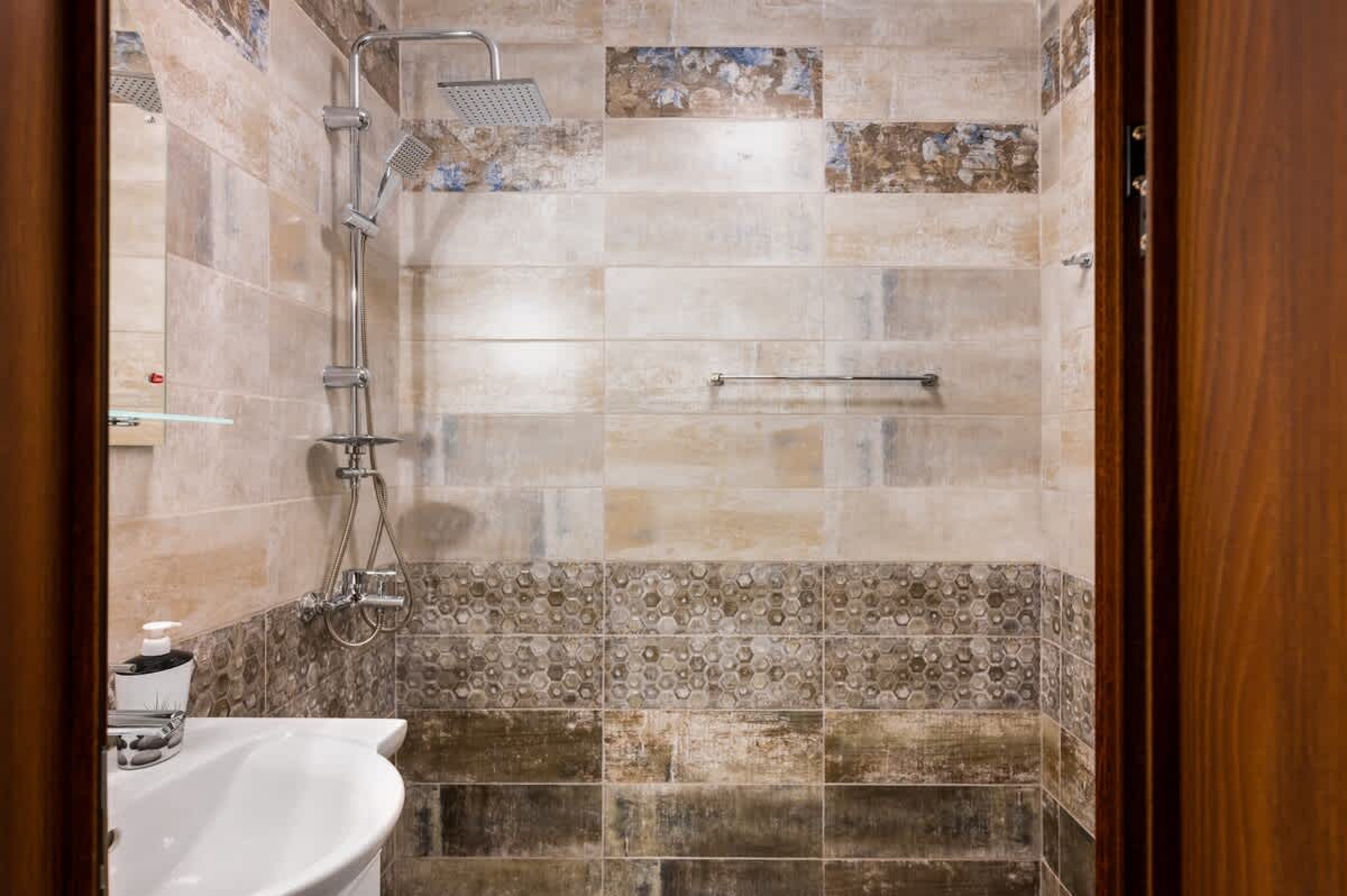 Nomad Haven: 1BD Flat with Balcony near the Center - Photo 9