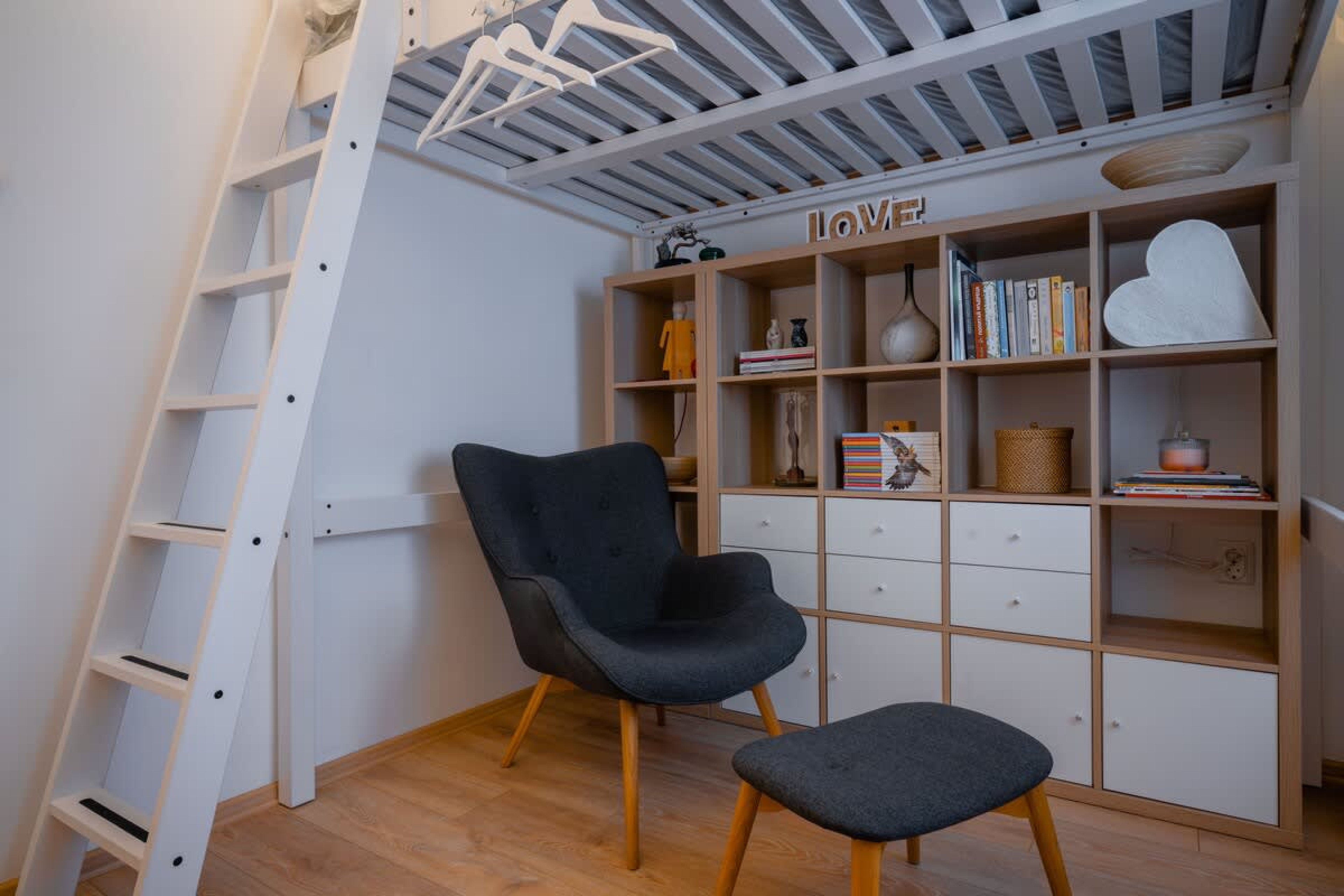 Modern 2BD Flat with Prime Location and Workspace - Photo 14