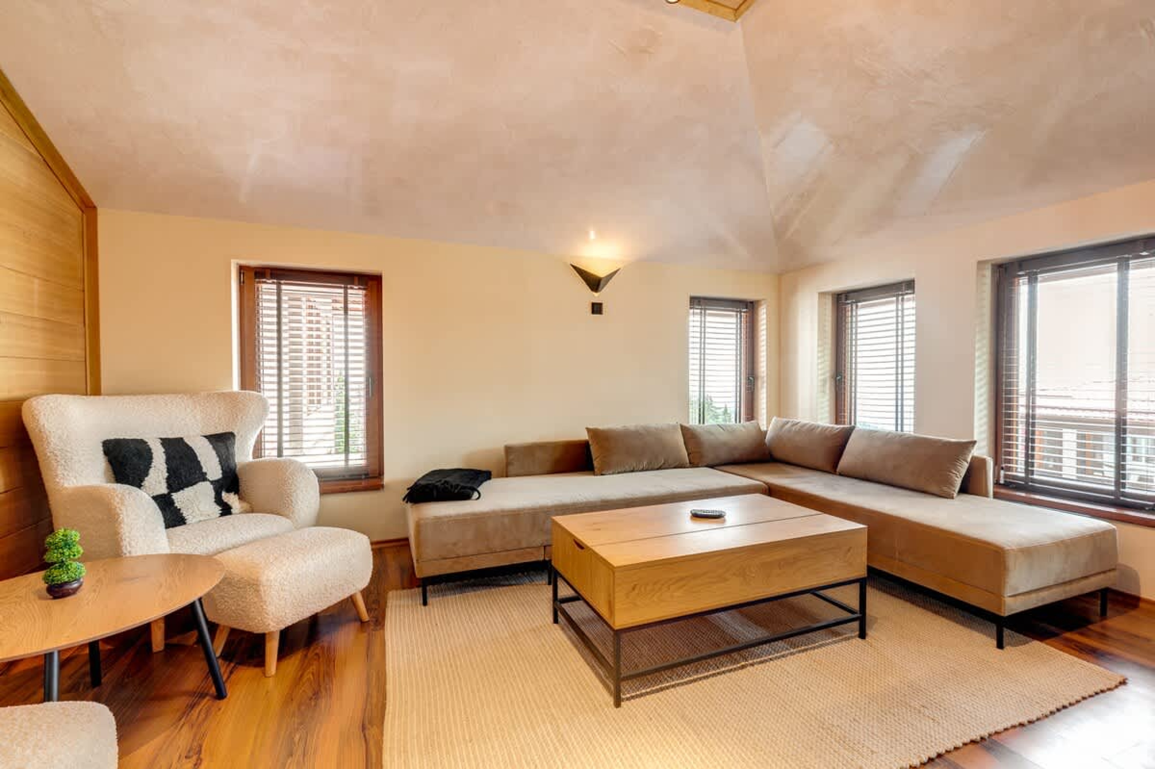 Scoutaround White Logo