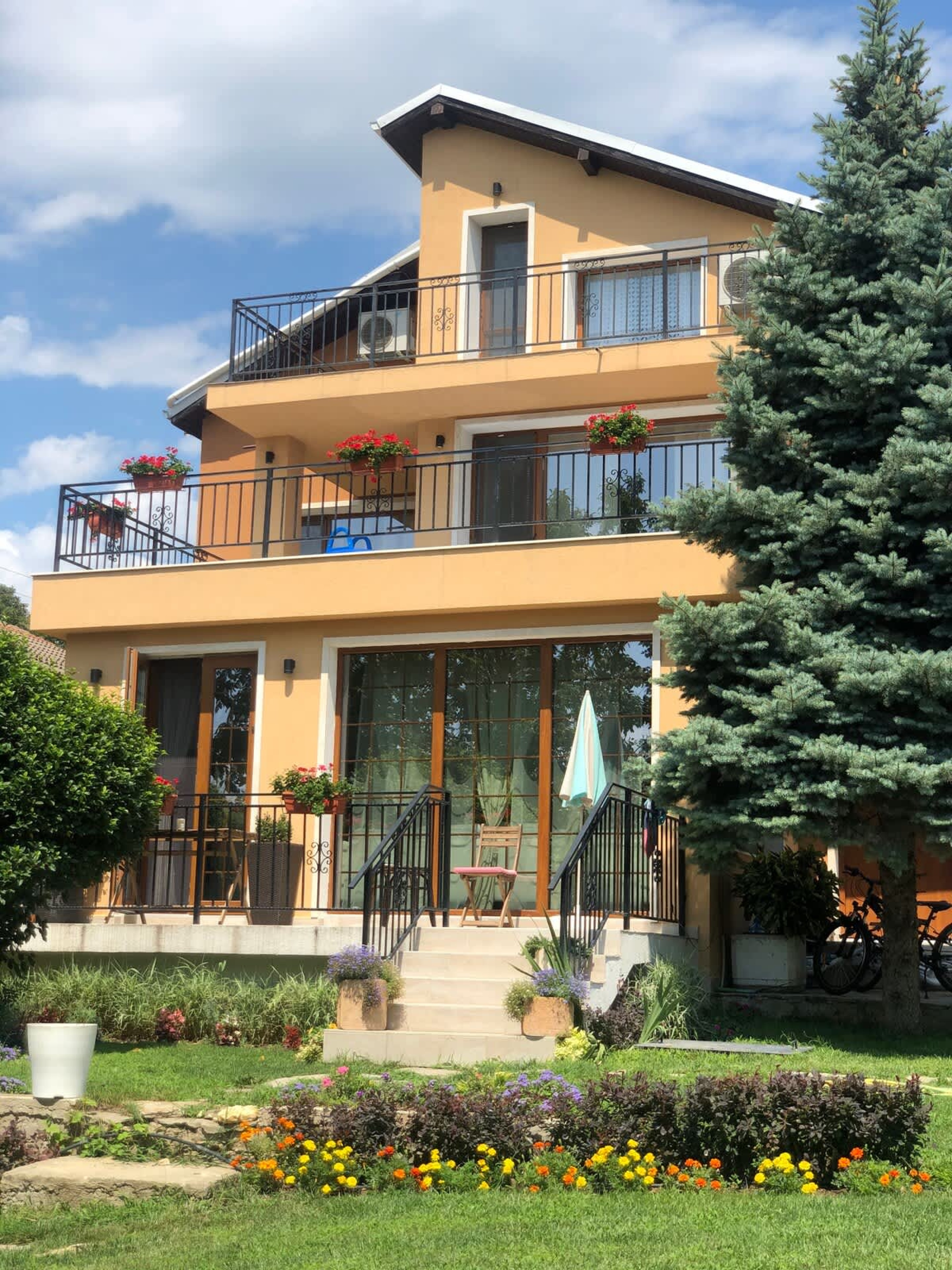 Scoutaround White Logo