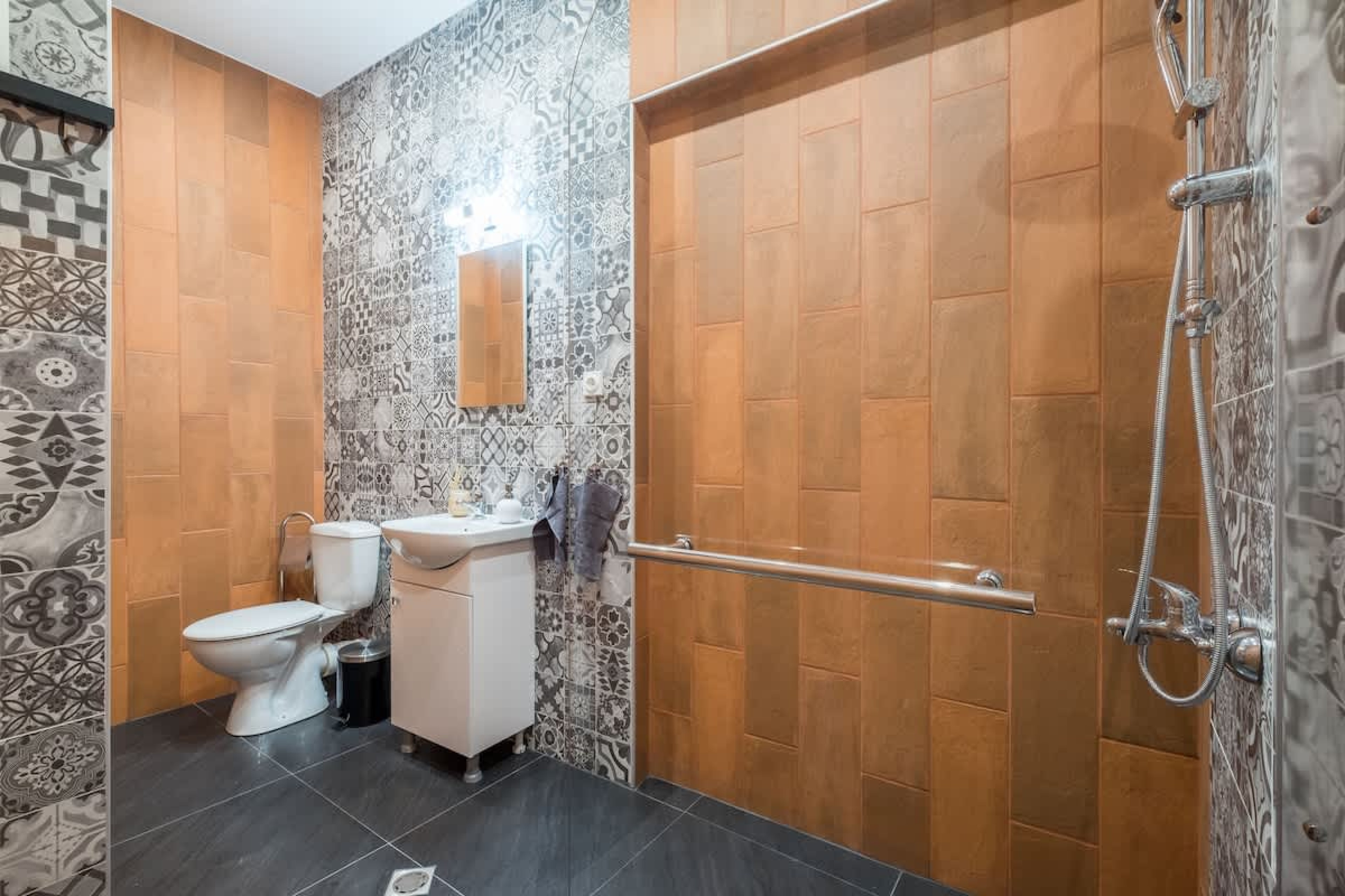 2 BDR &amp; 2 BTHR Funky Apartment / Supreme Location - Photo 52