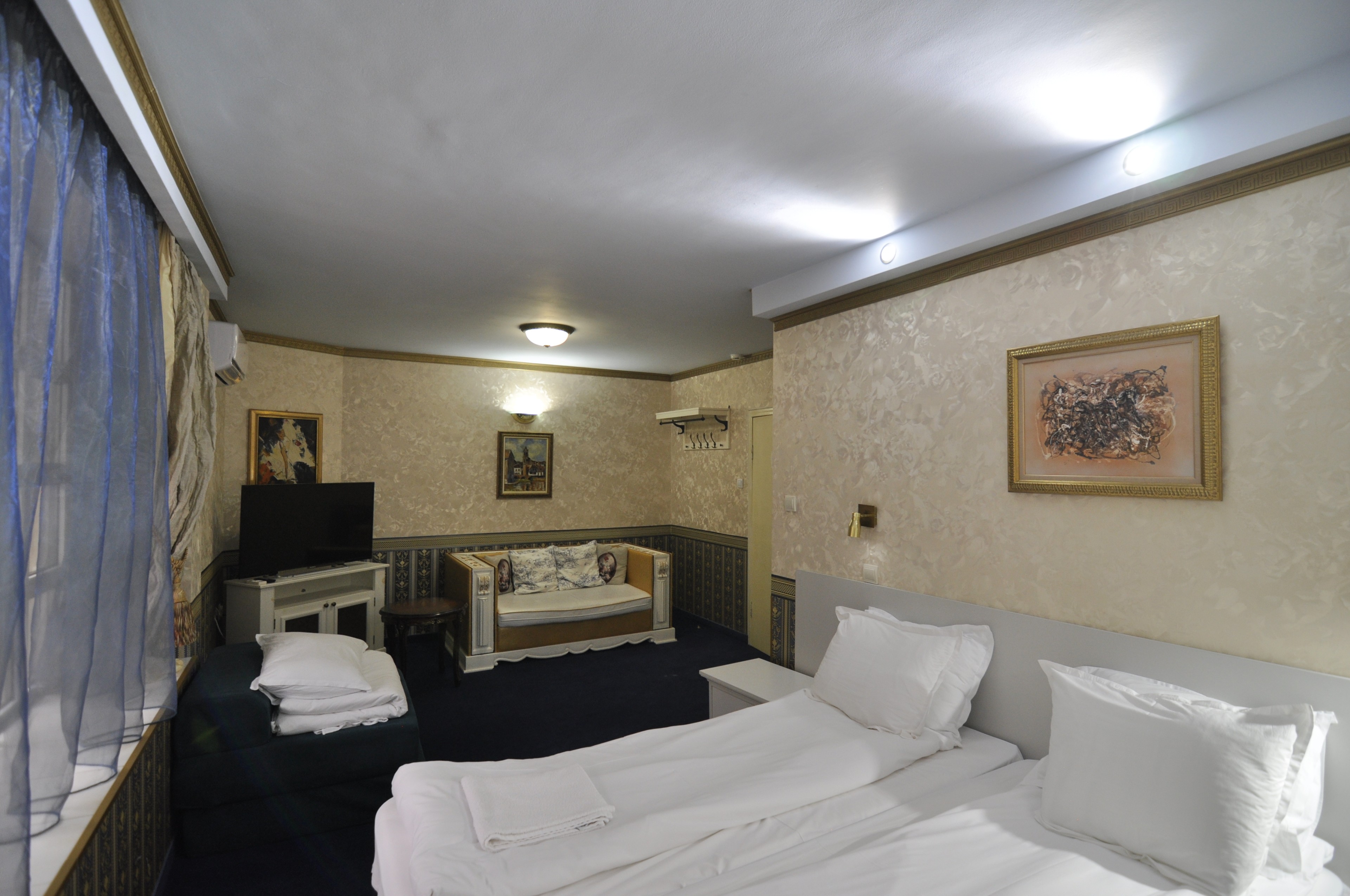 Scoutaround White Logo