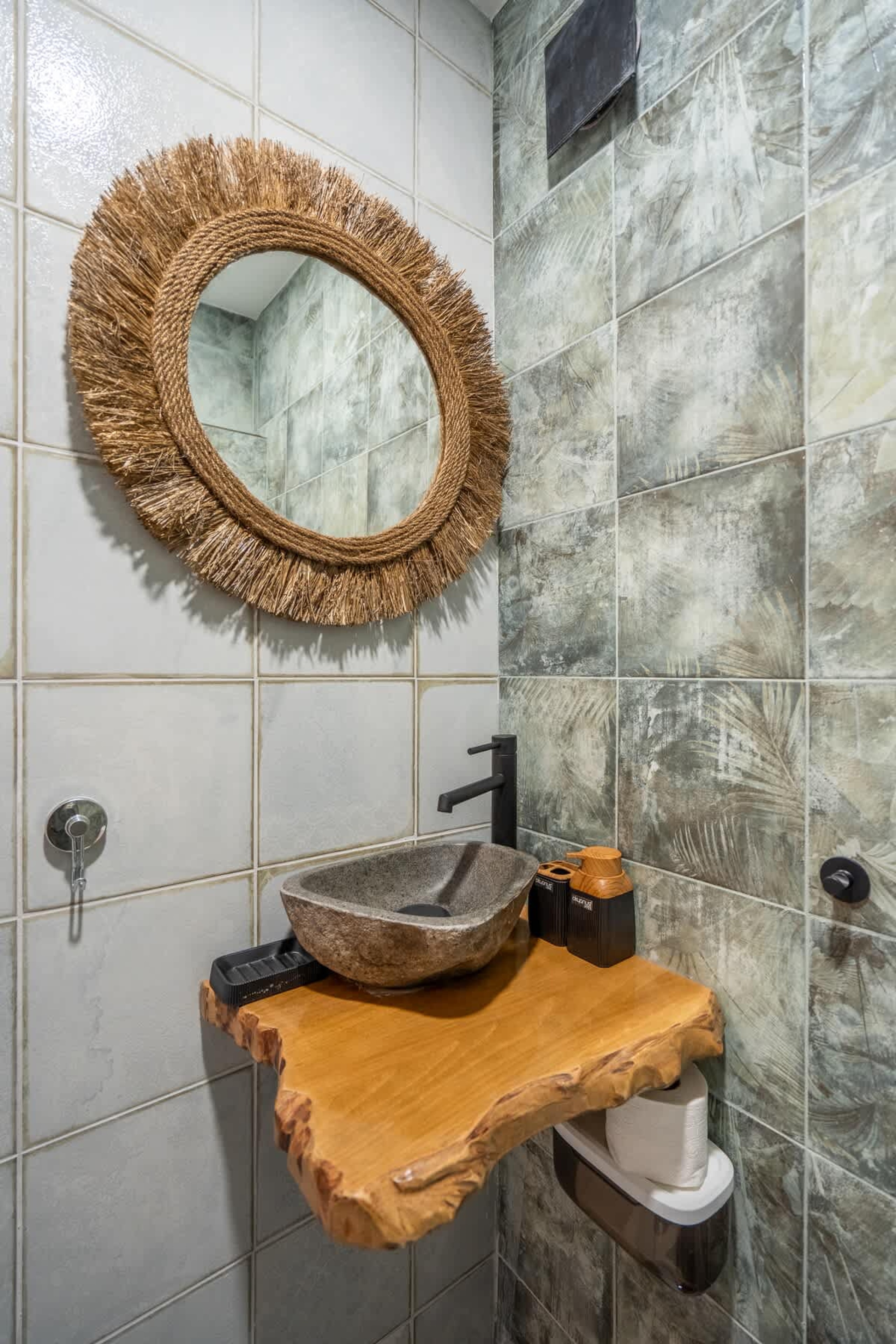 Scoutaround White Logo