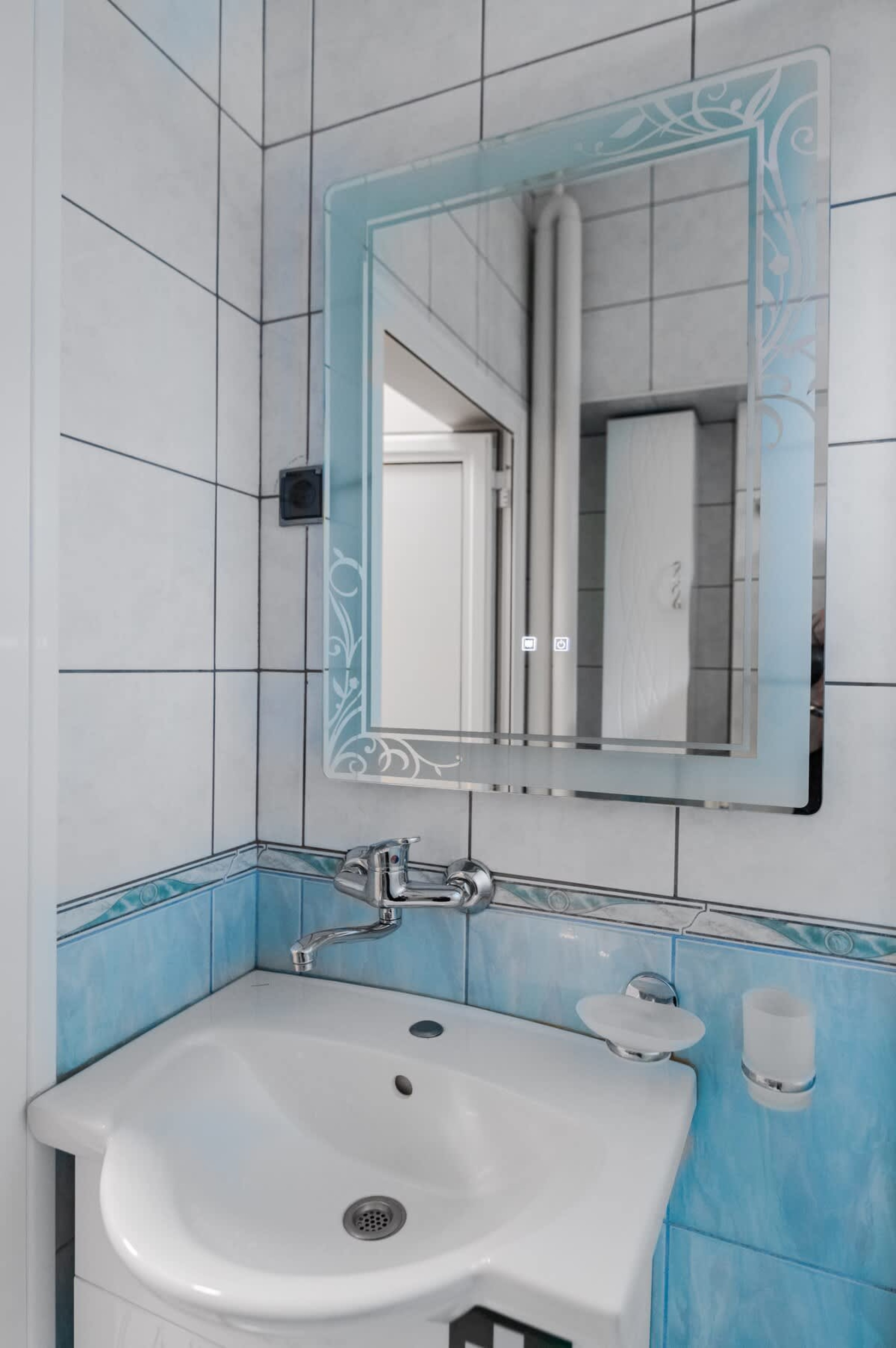 Scoutaround White Logo