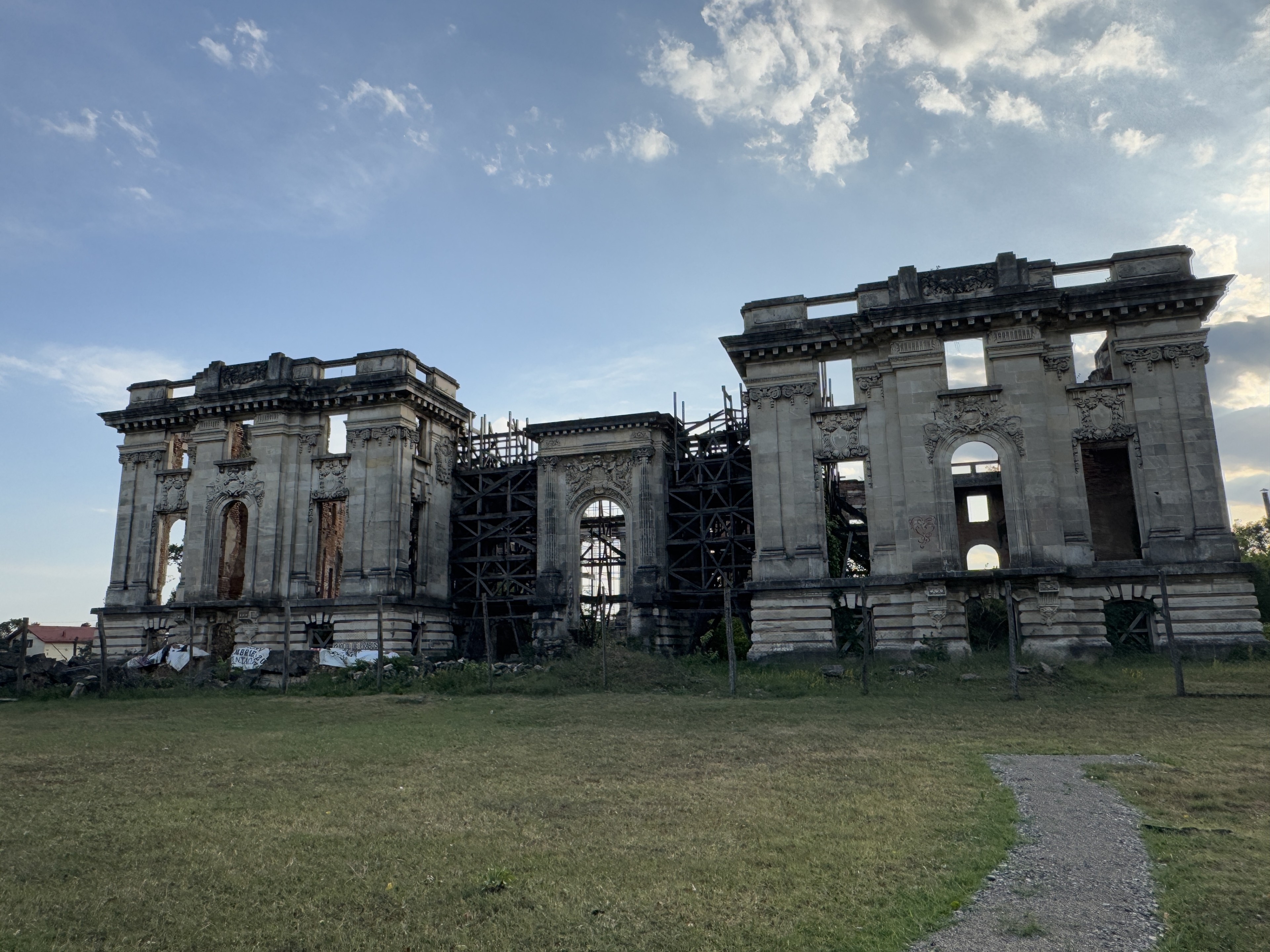 Scoutaround White Logo