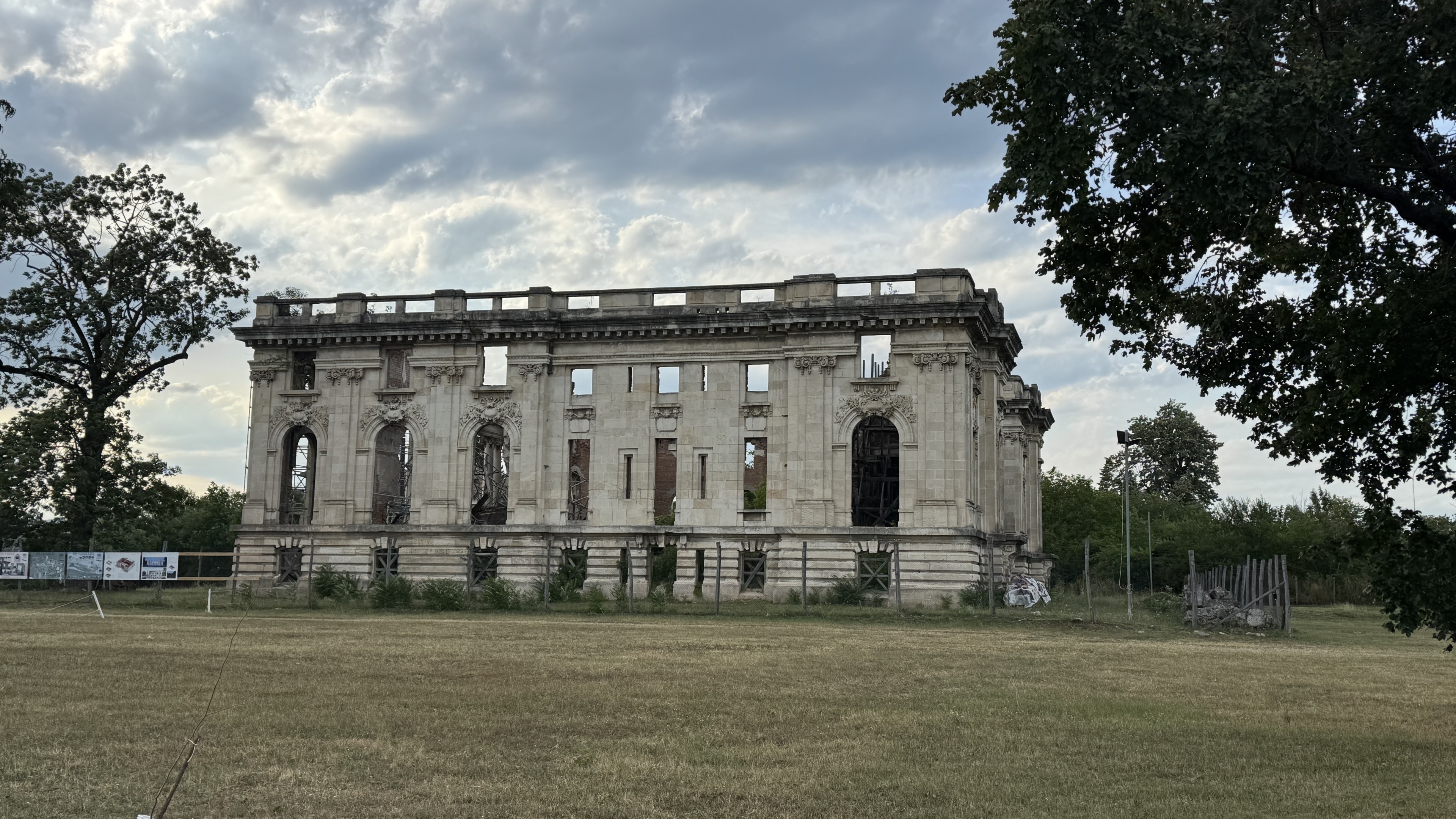 Scoutaround White Logo