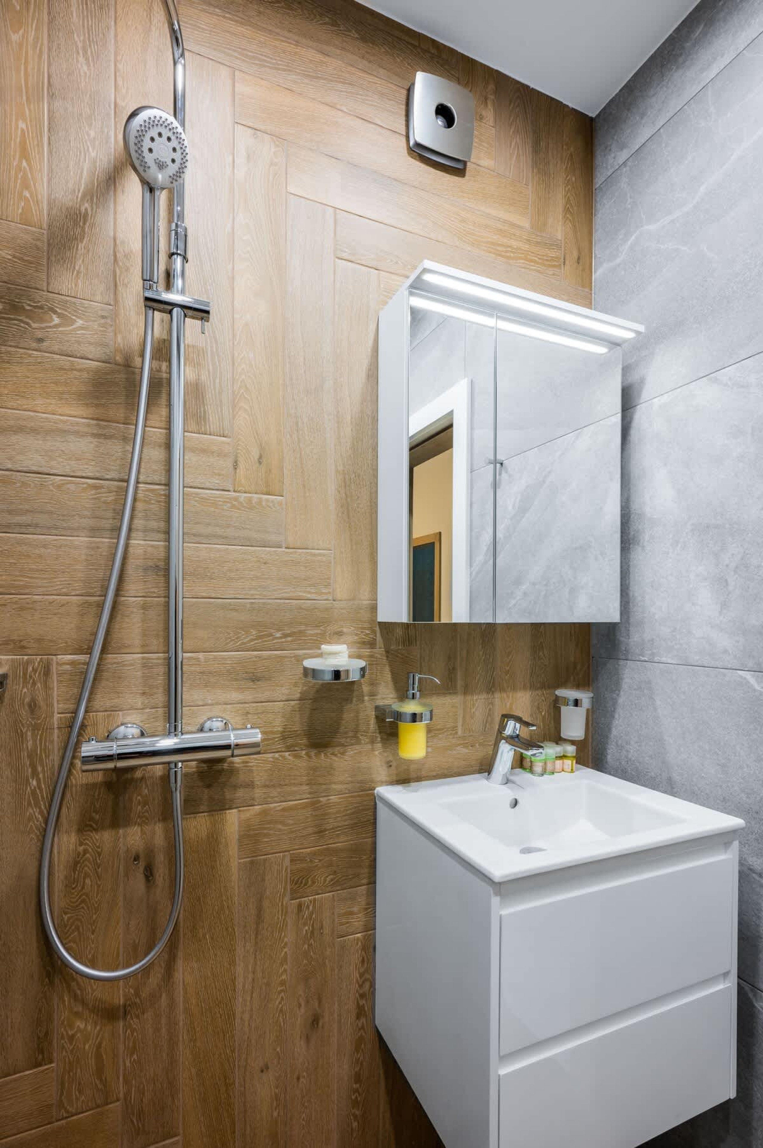 Scoutaround White Logo