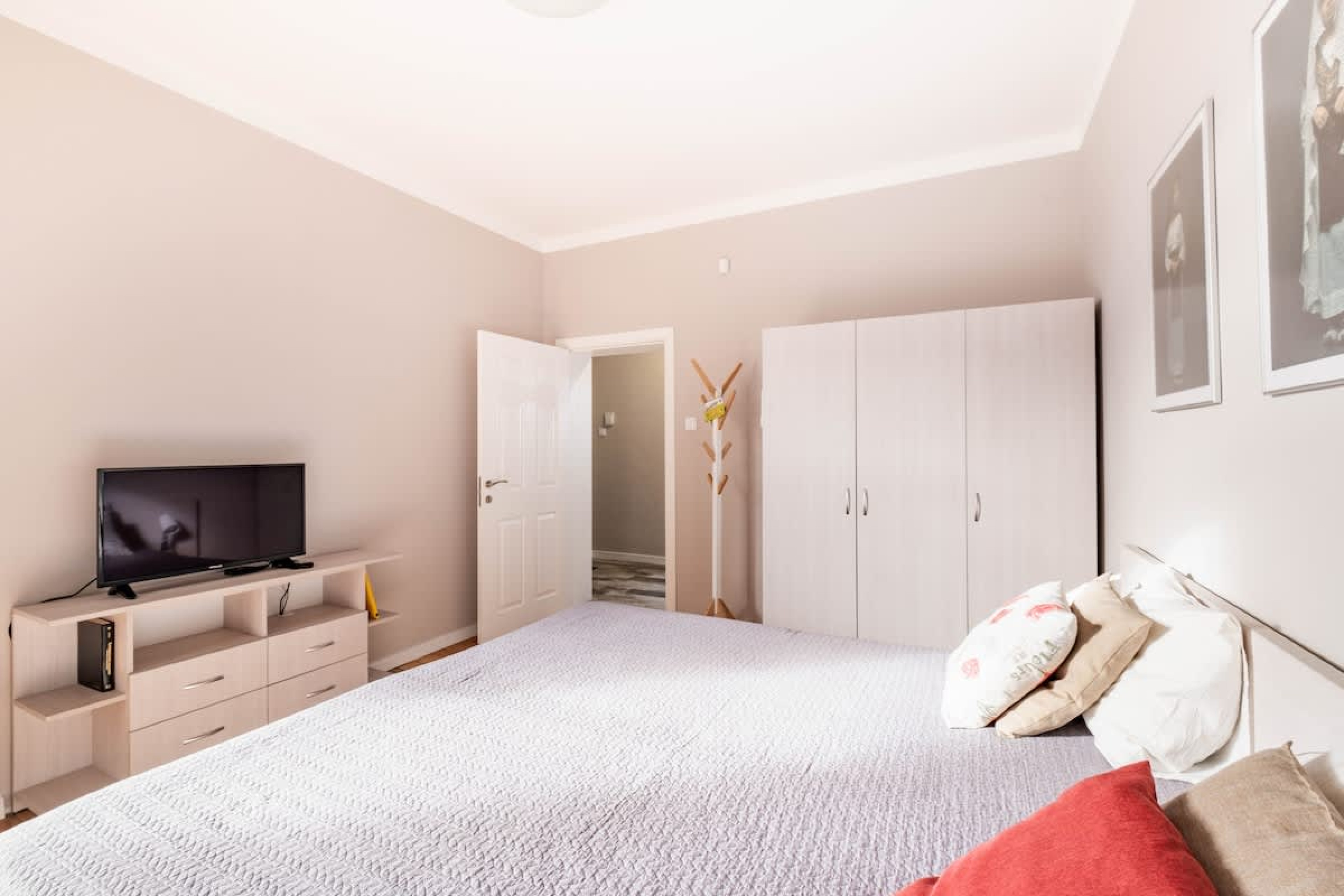 Scoutaround White Logo