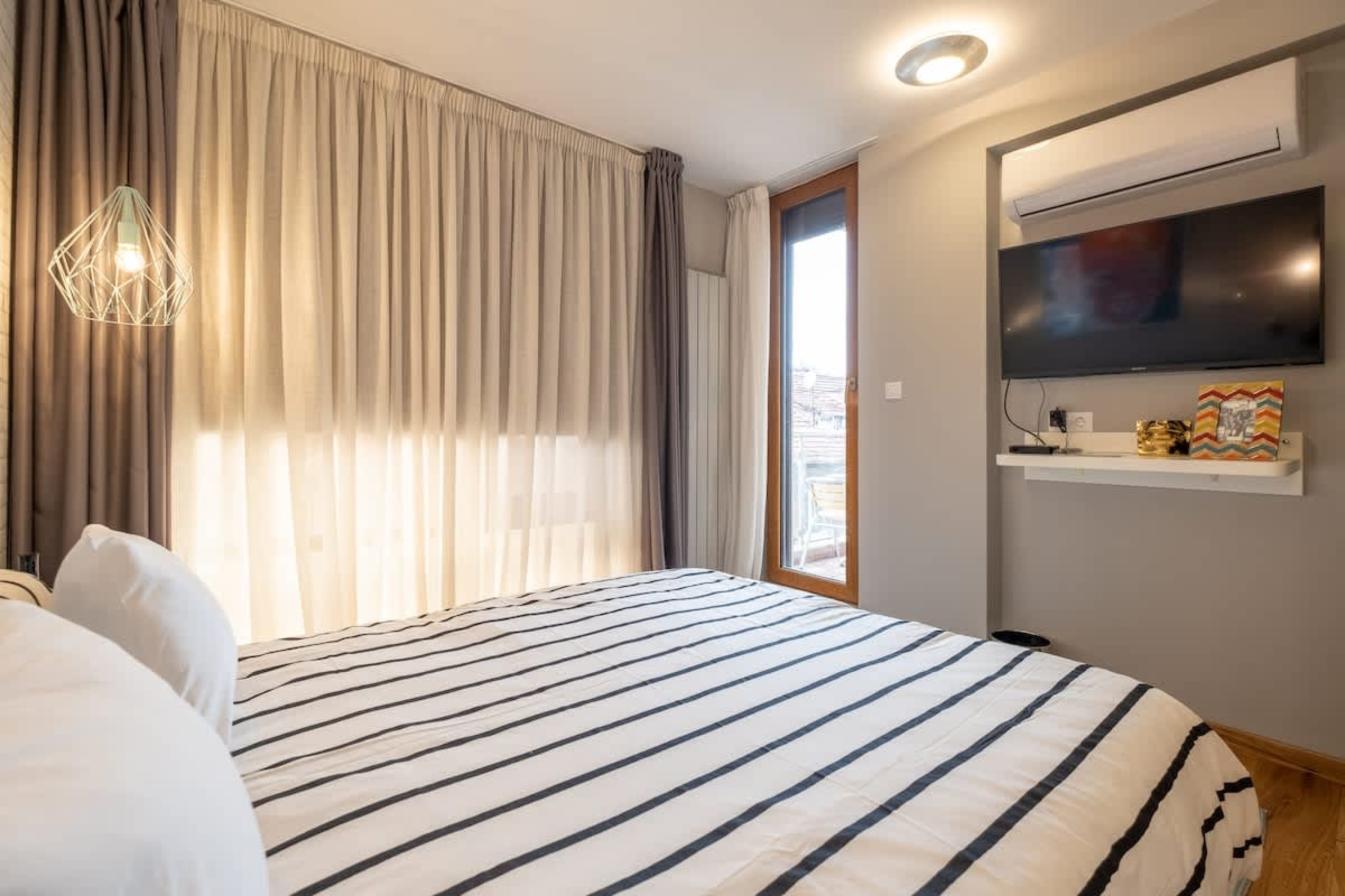 High-end Designer 2BR Aprt + Lift&amp;Balconies - Photo 22