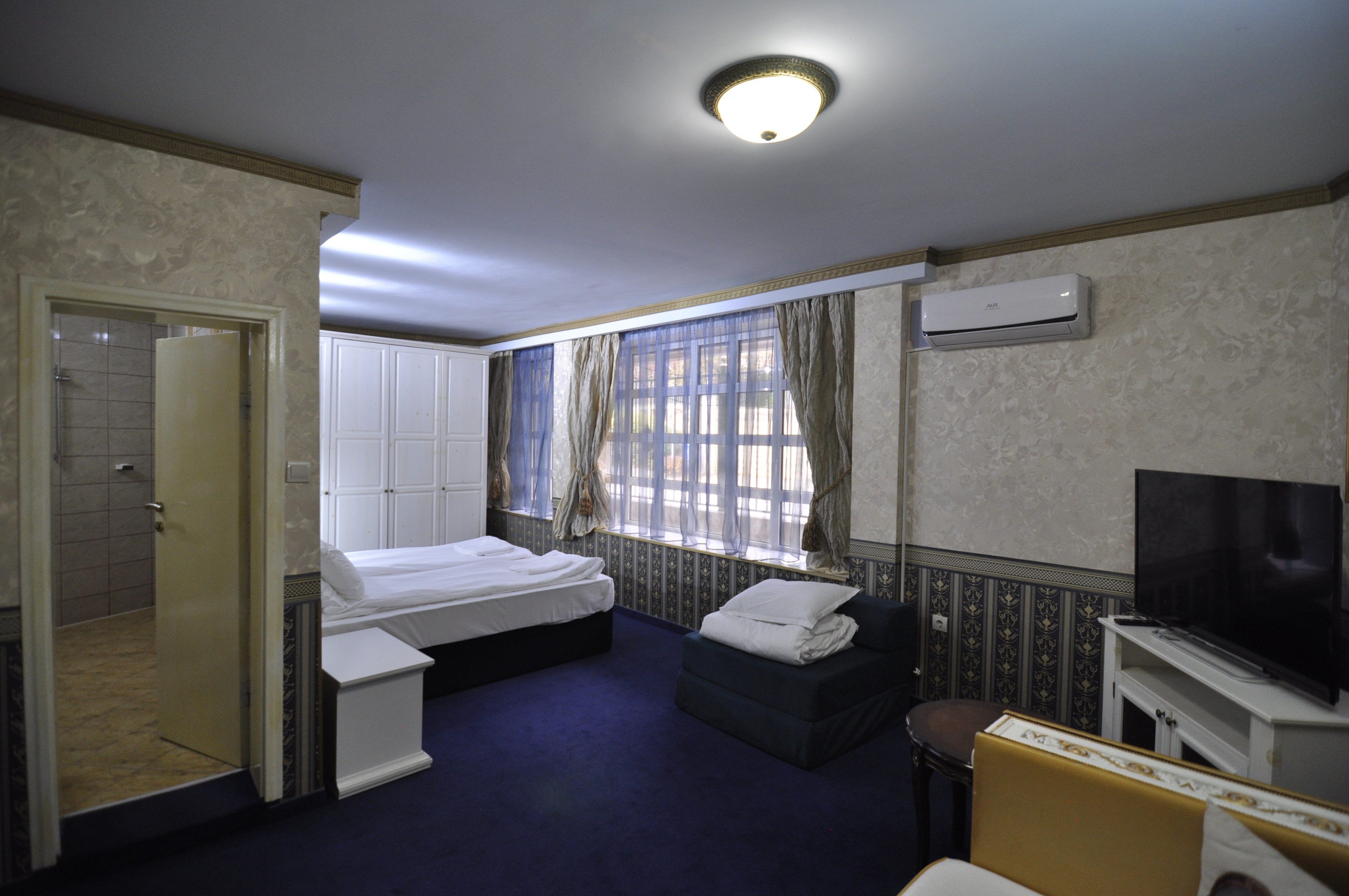 Scoutaround White Logo