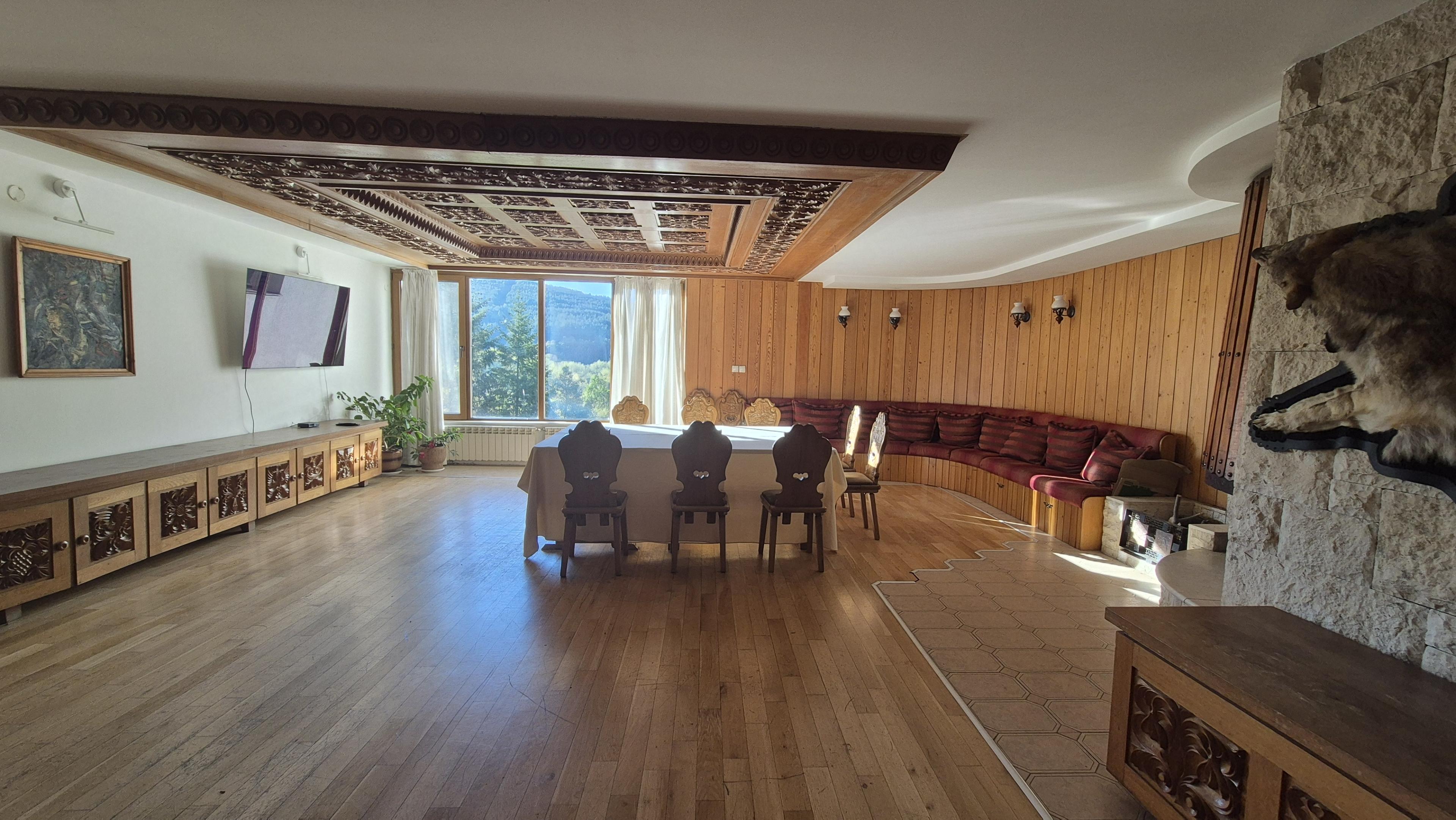 Principal reception / living room