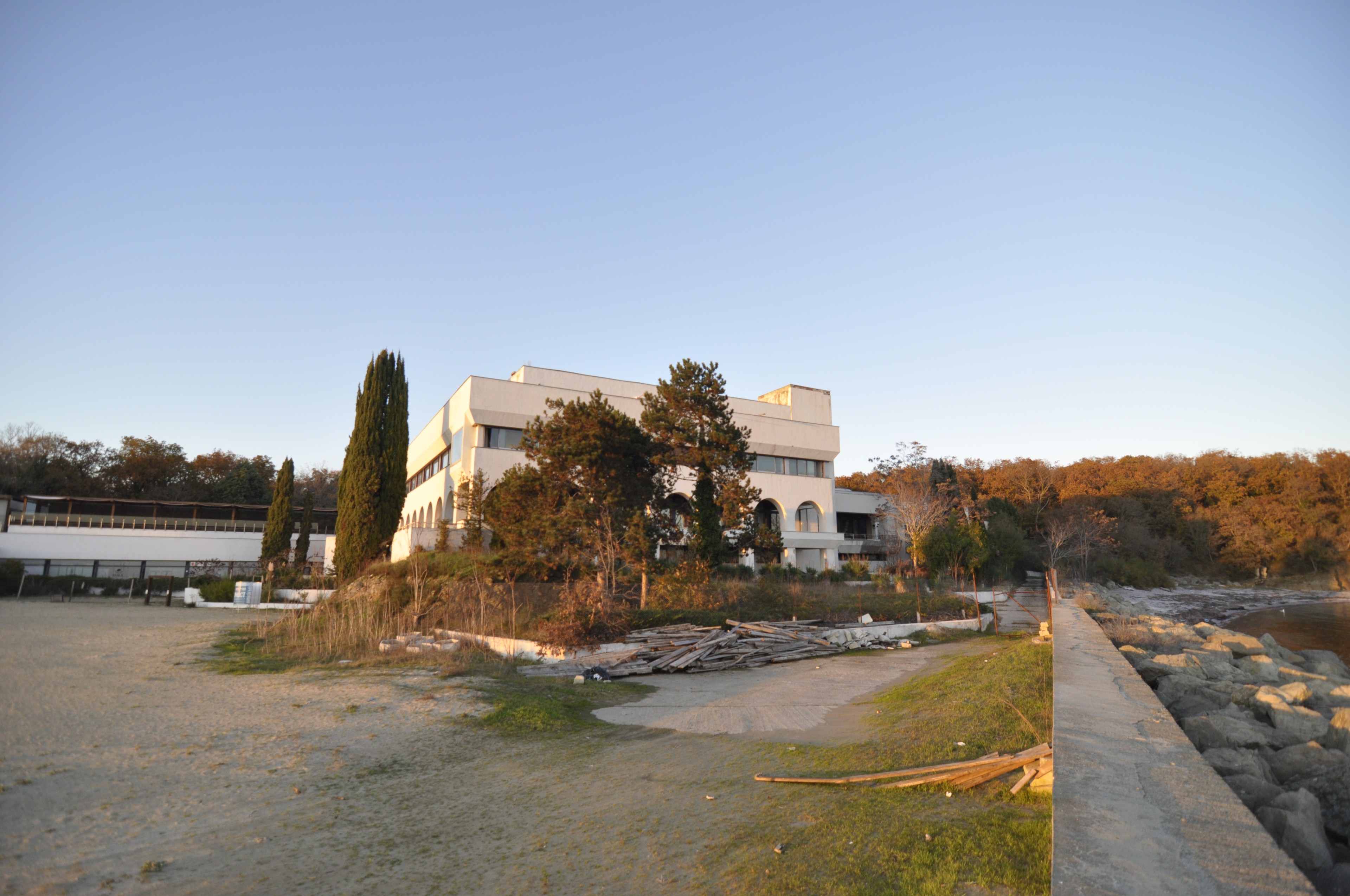 Scoutaround White Logo