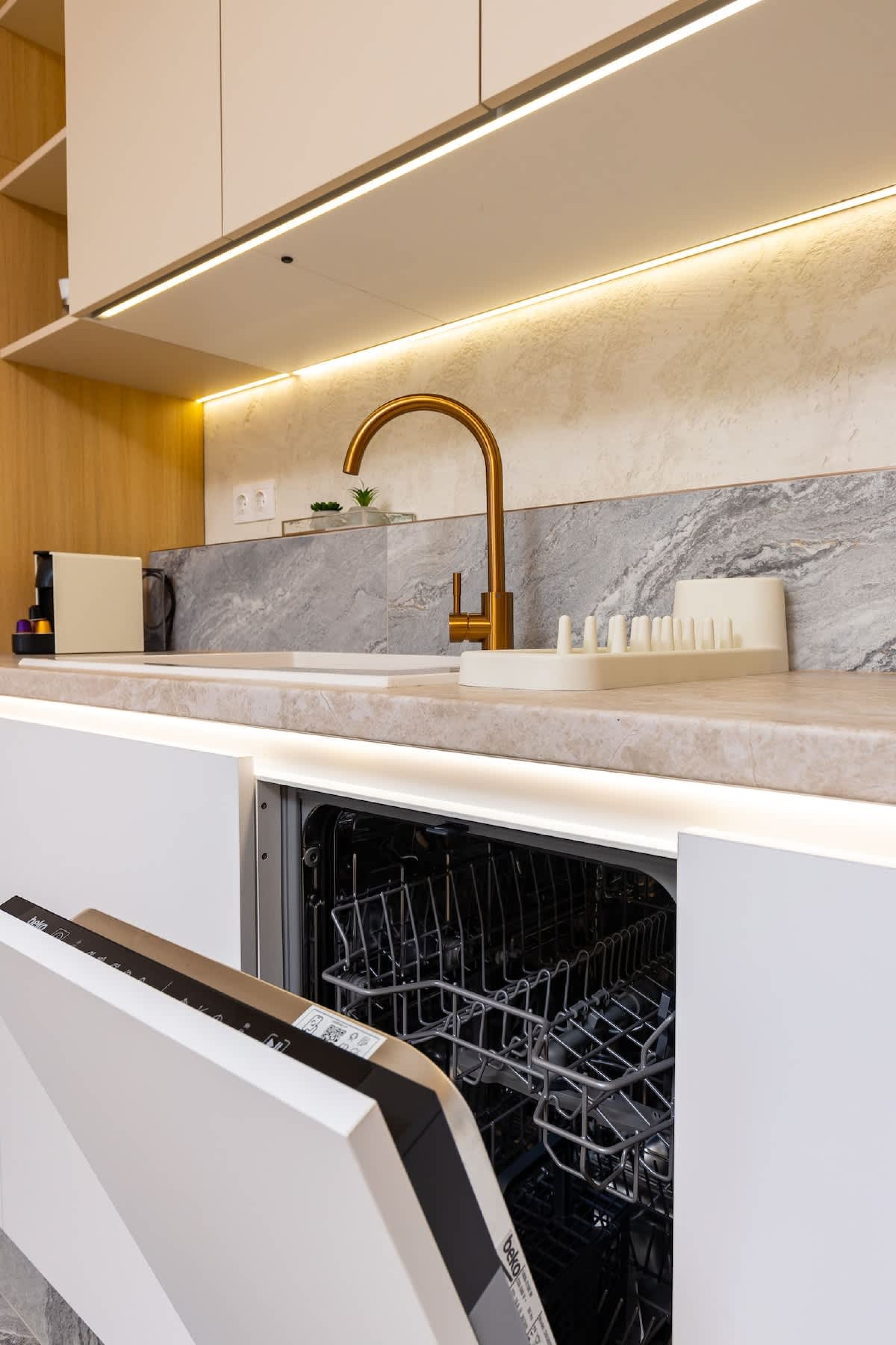 Scoutaround White Logo