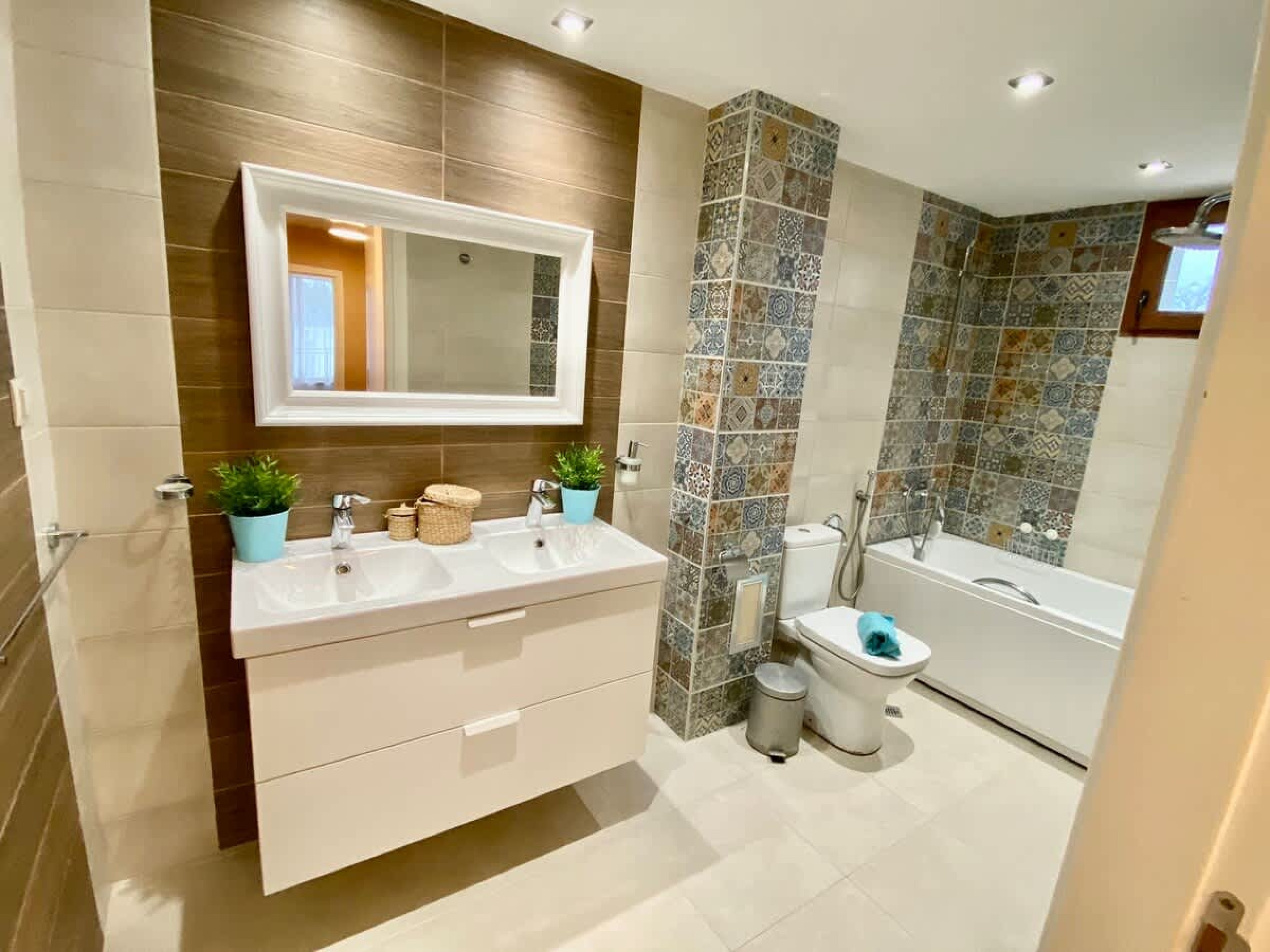 Scoutaround White Logo