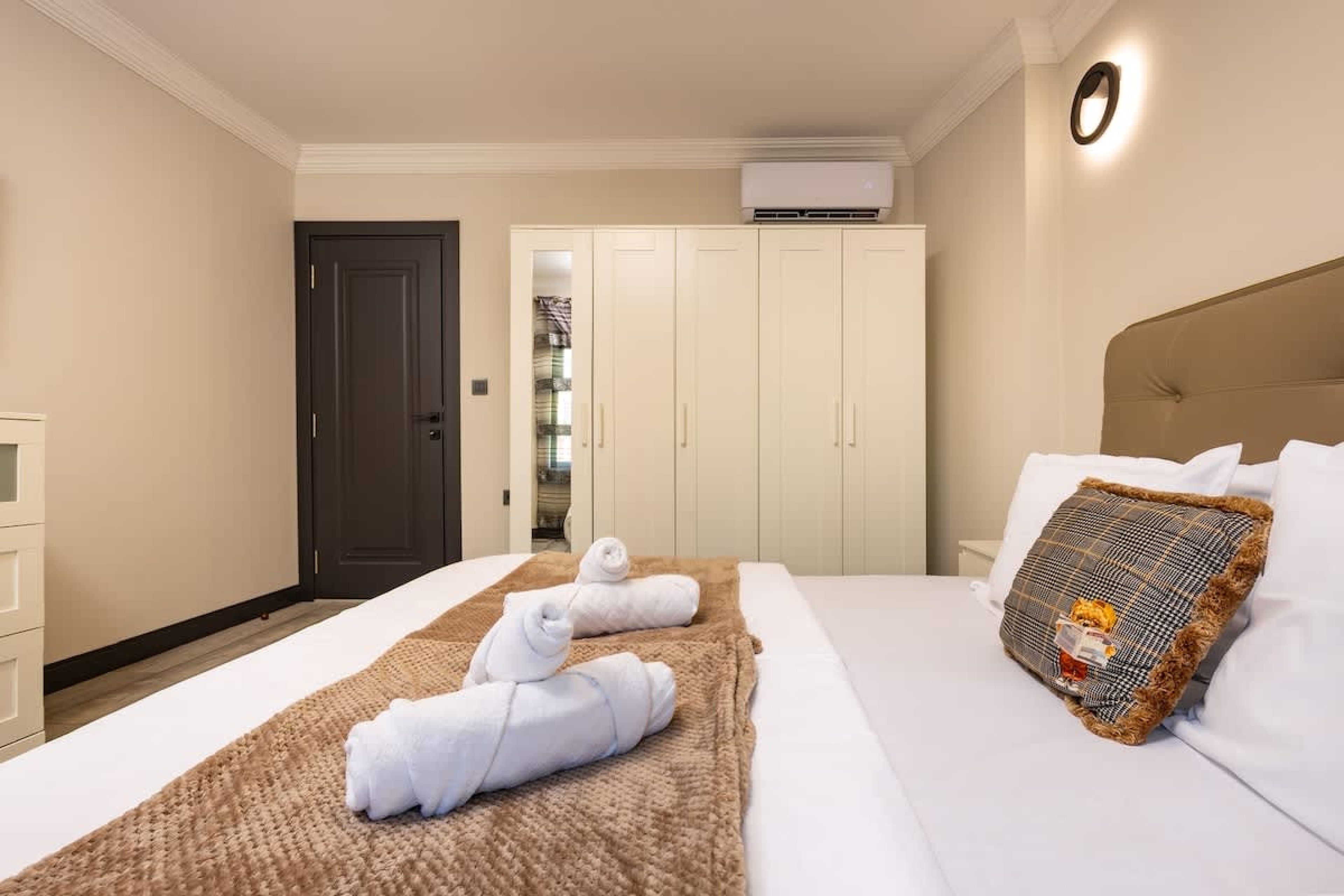 Scoutaround White Logo