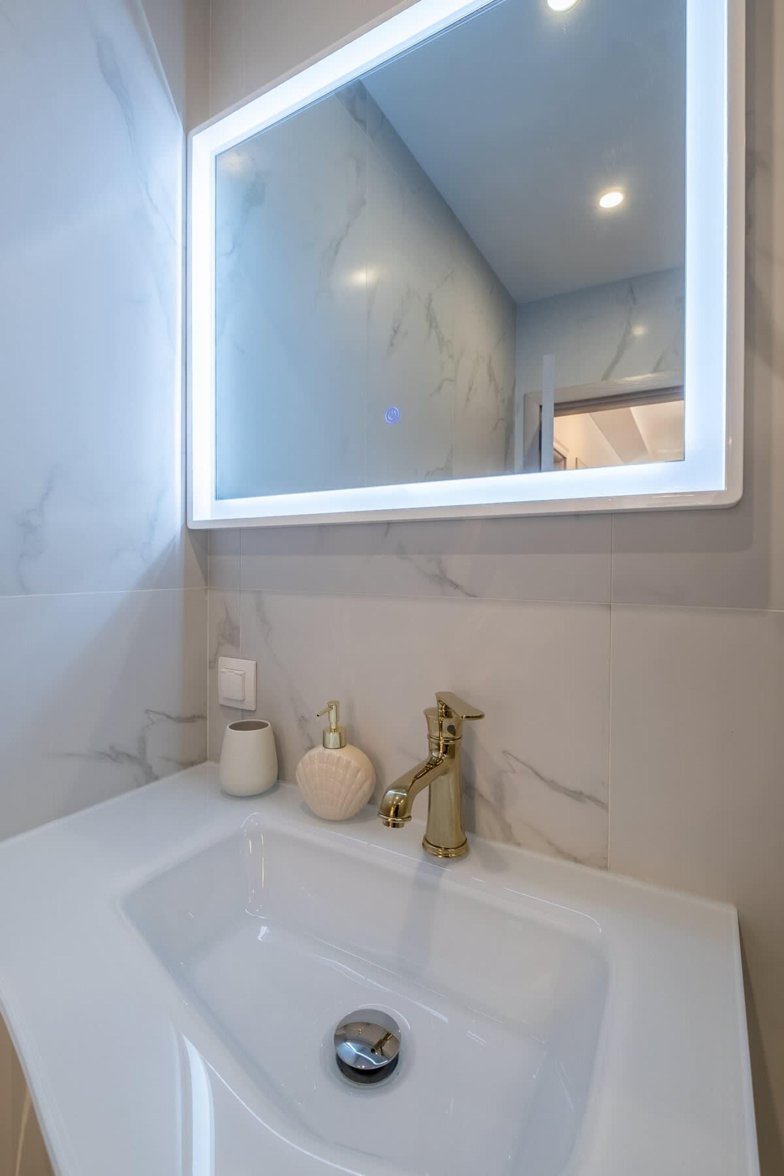 Scoutaround White Logo