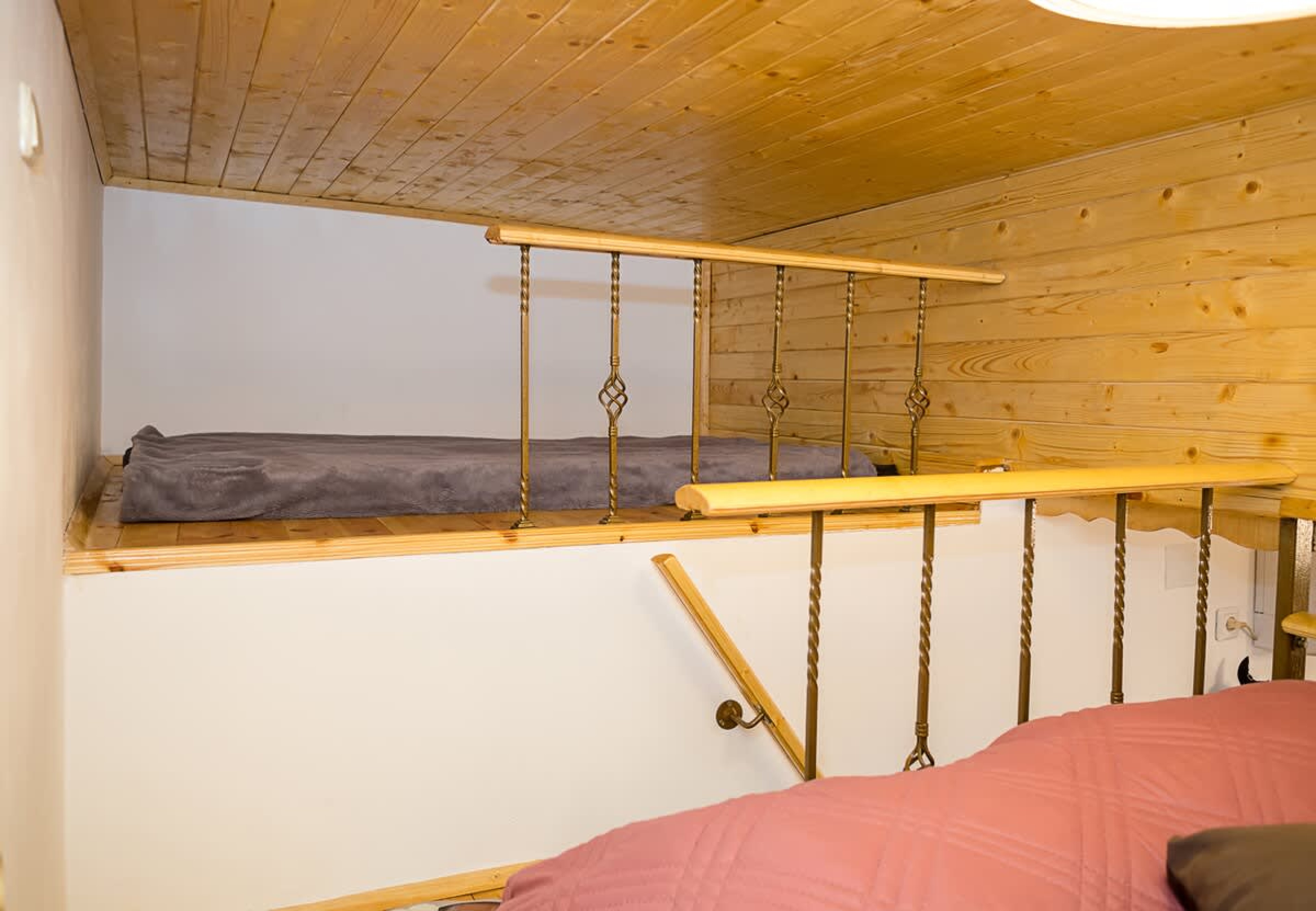 Scoutaround White Logo