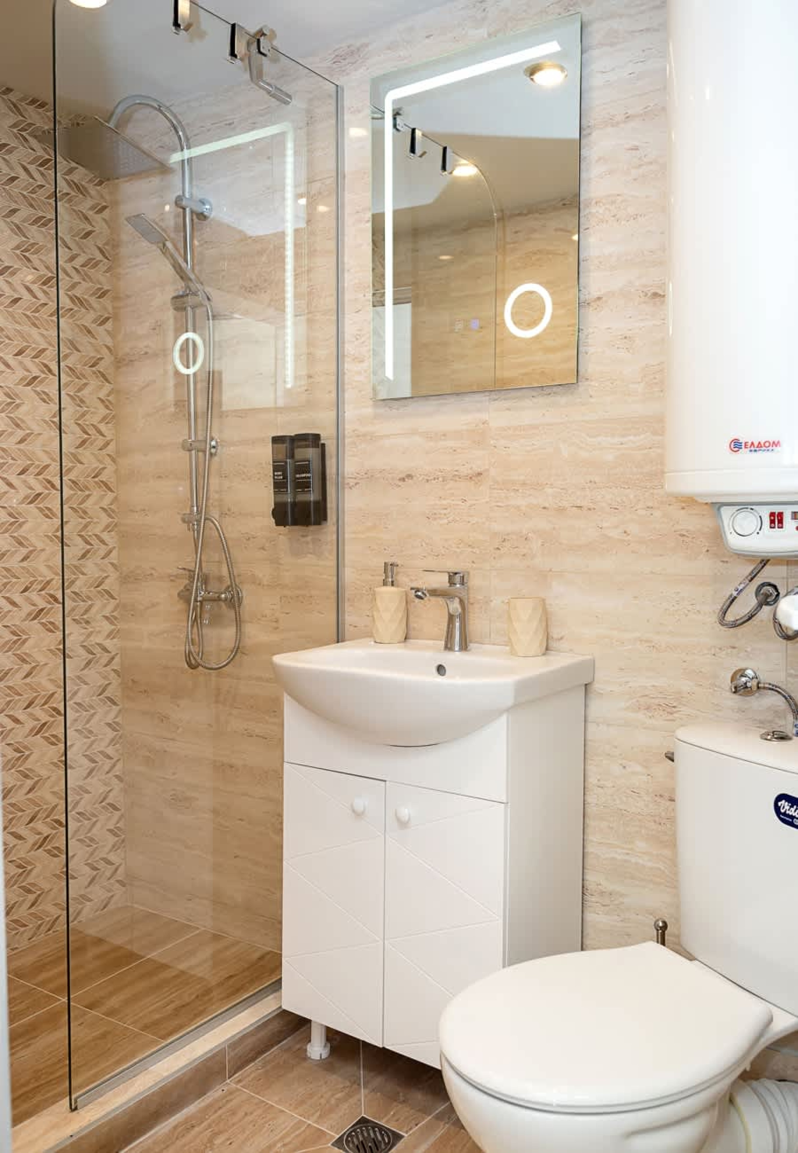 Bright One-Bedroom Flat with Balcony | Quiet Area - Photo 16