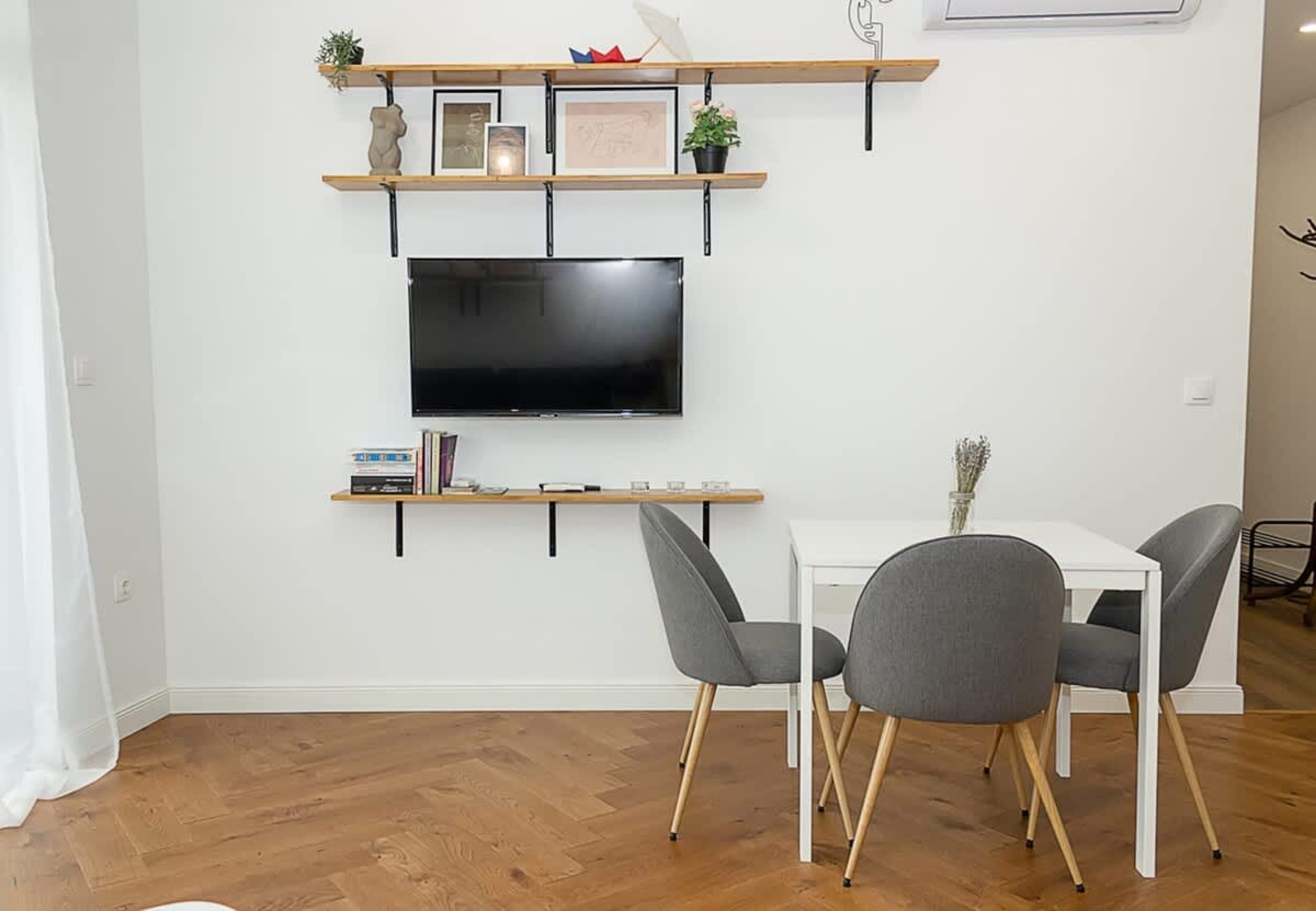 Scoutaround White Logo