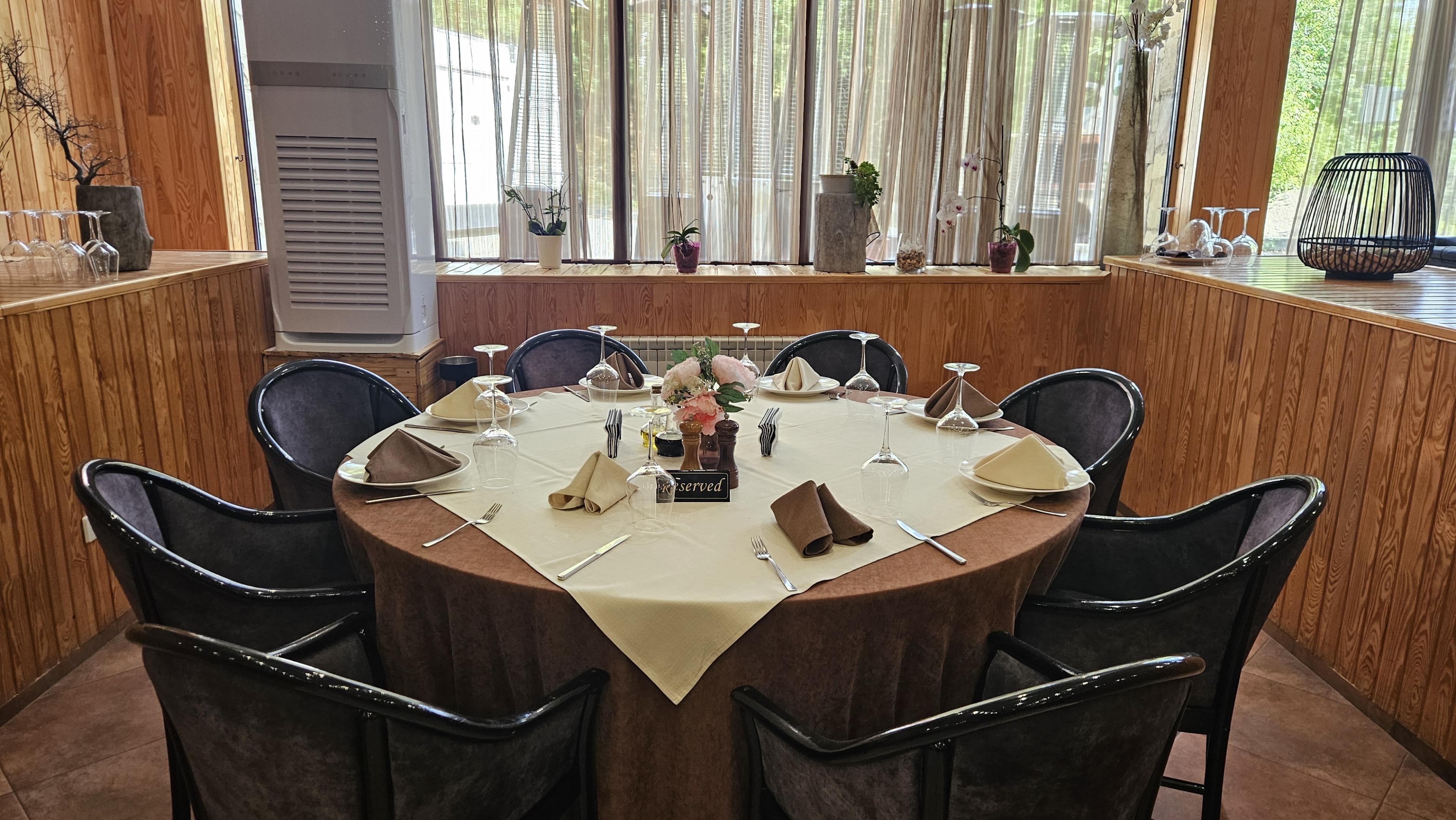 Representative seating / Table