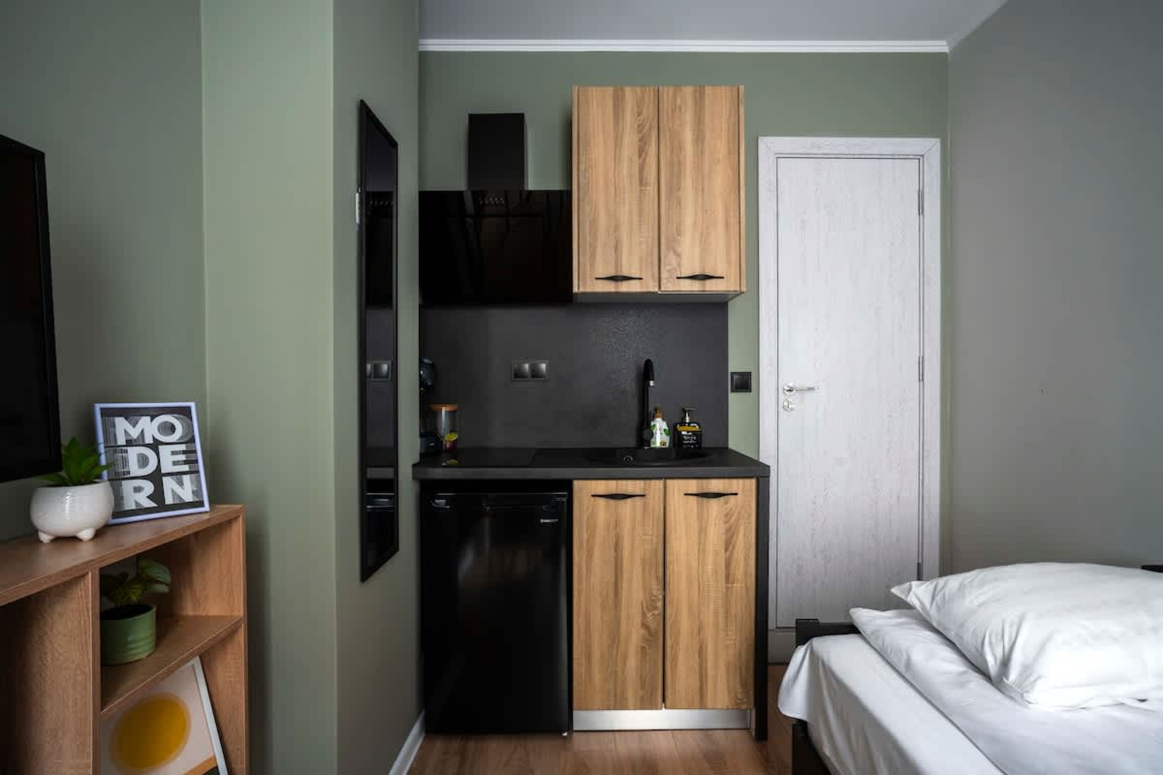 Scoutaround White Logo