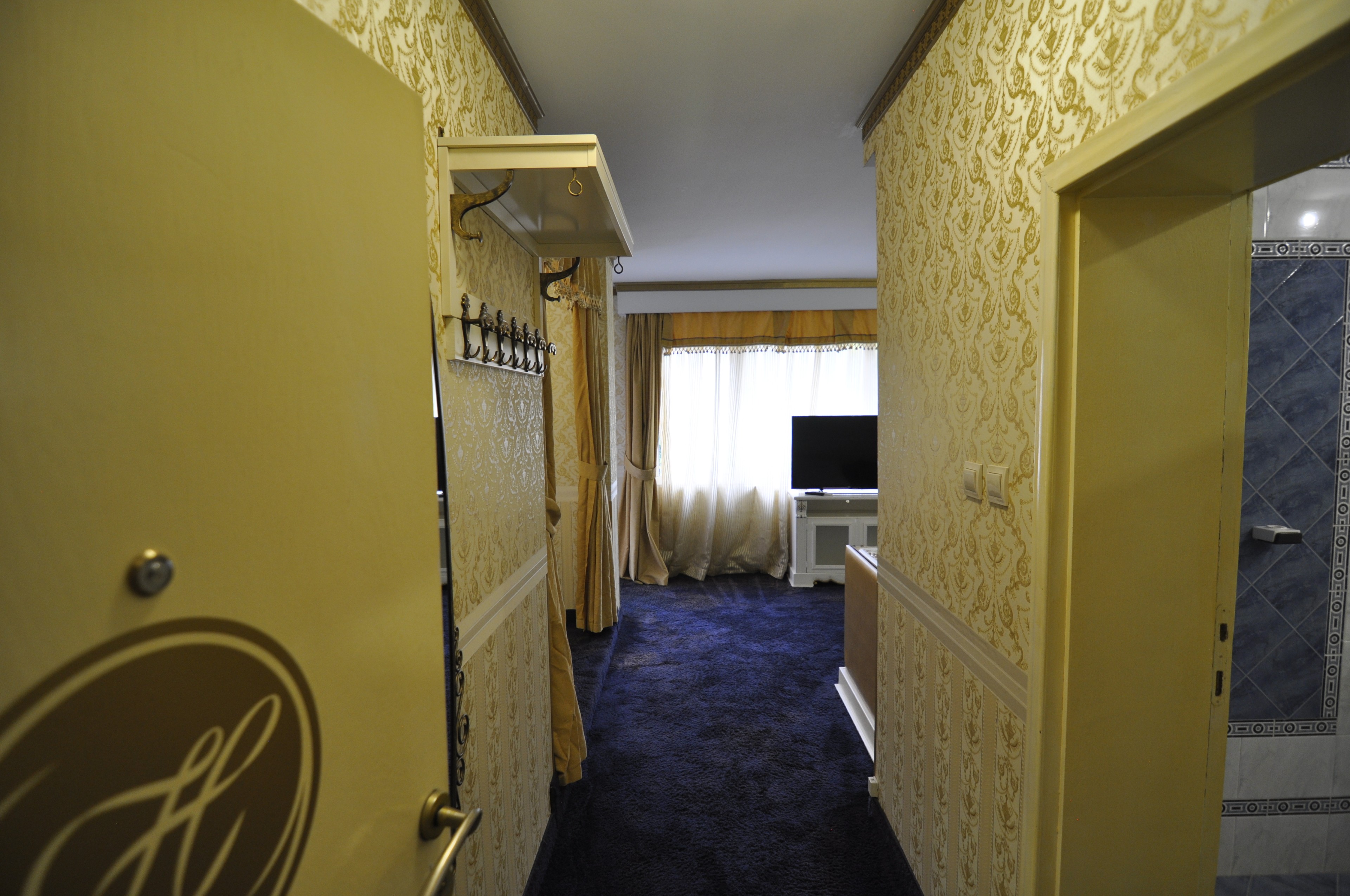 Scoutaround White Logo