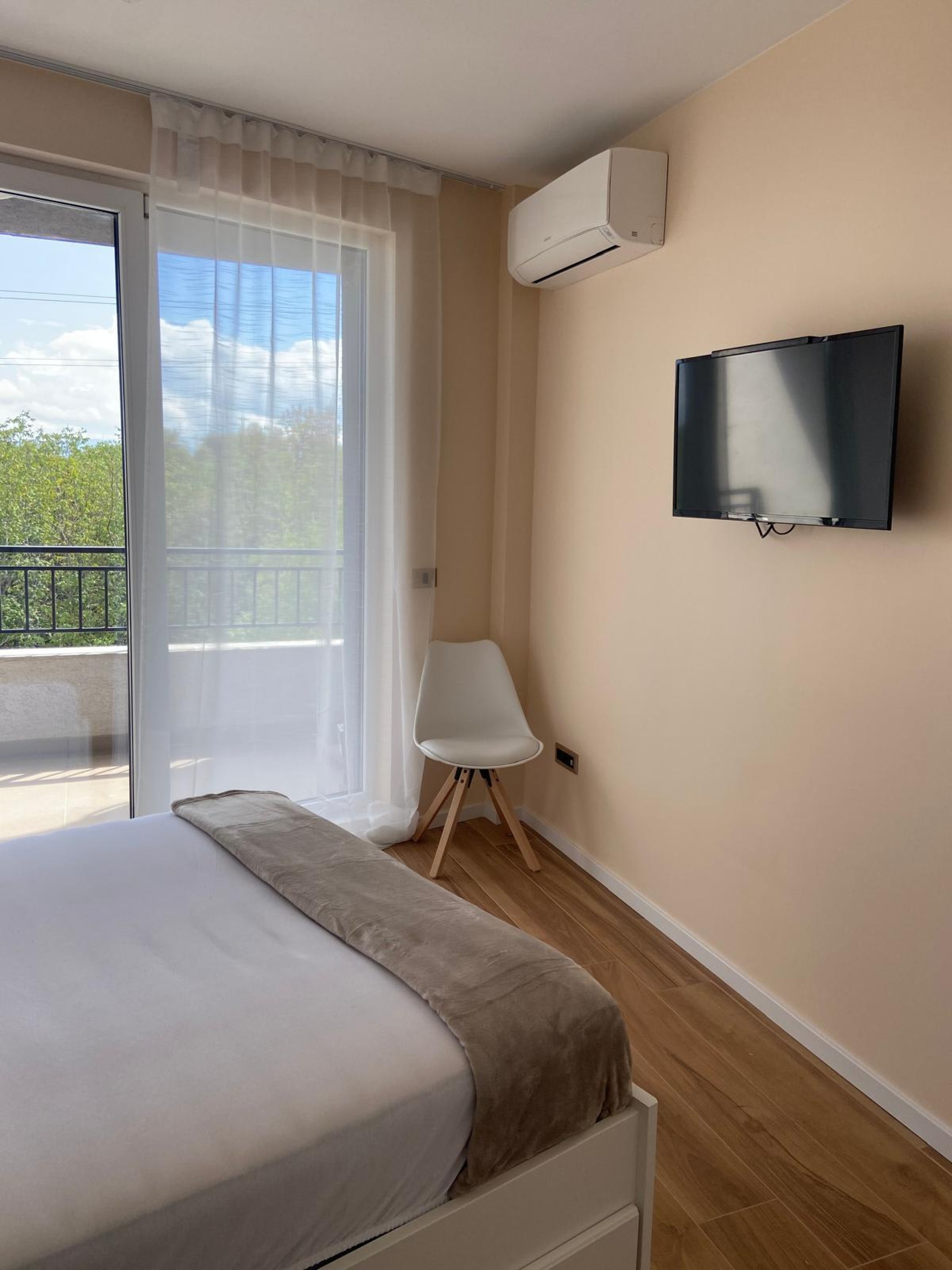 Scoutaround White Logo