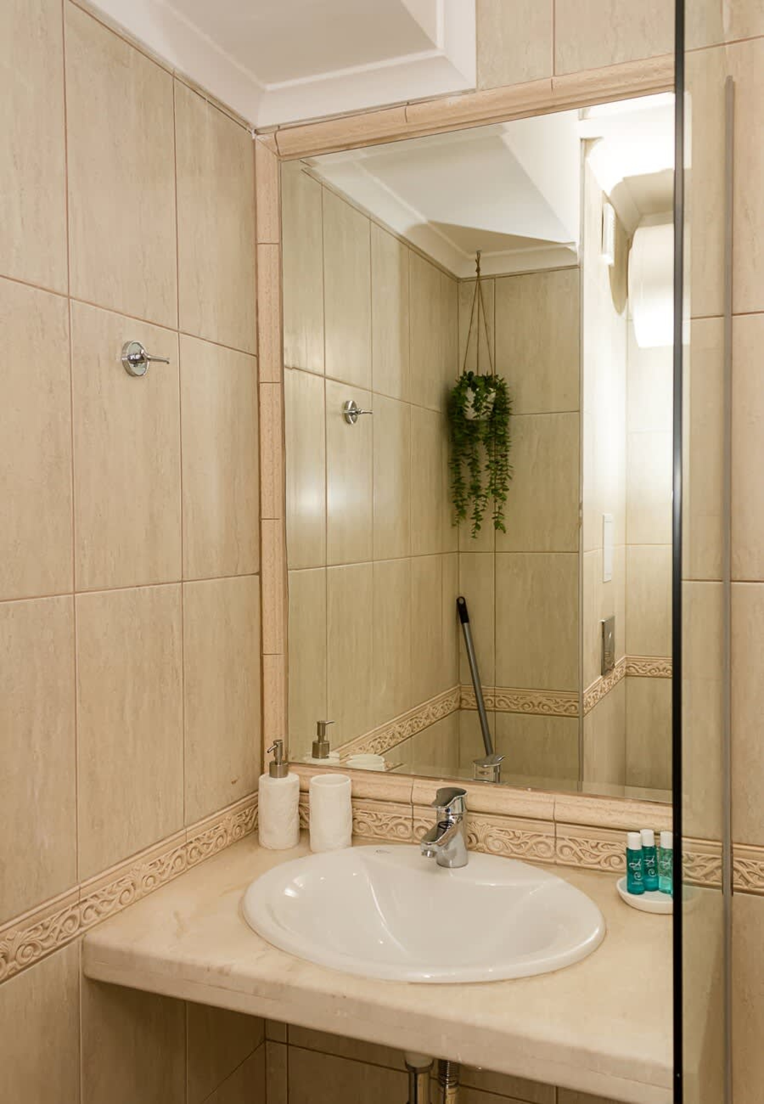 Scoutaround White Logo