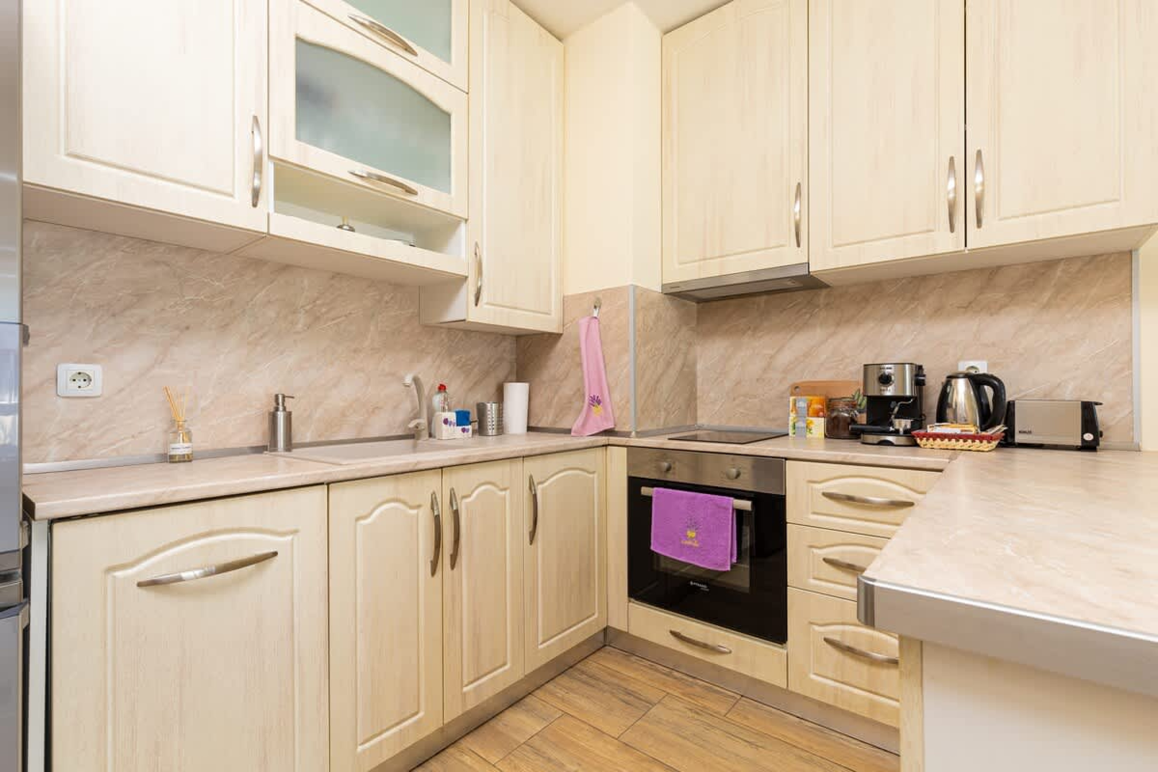 Stylish 2BD Apartment with a Nice Cozy Terrace - Photo 3