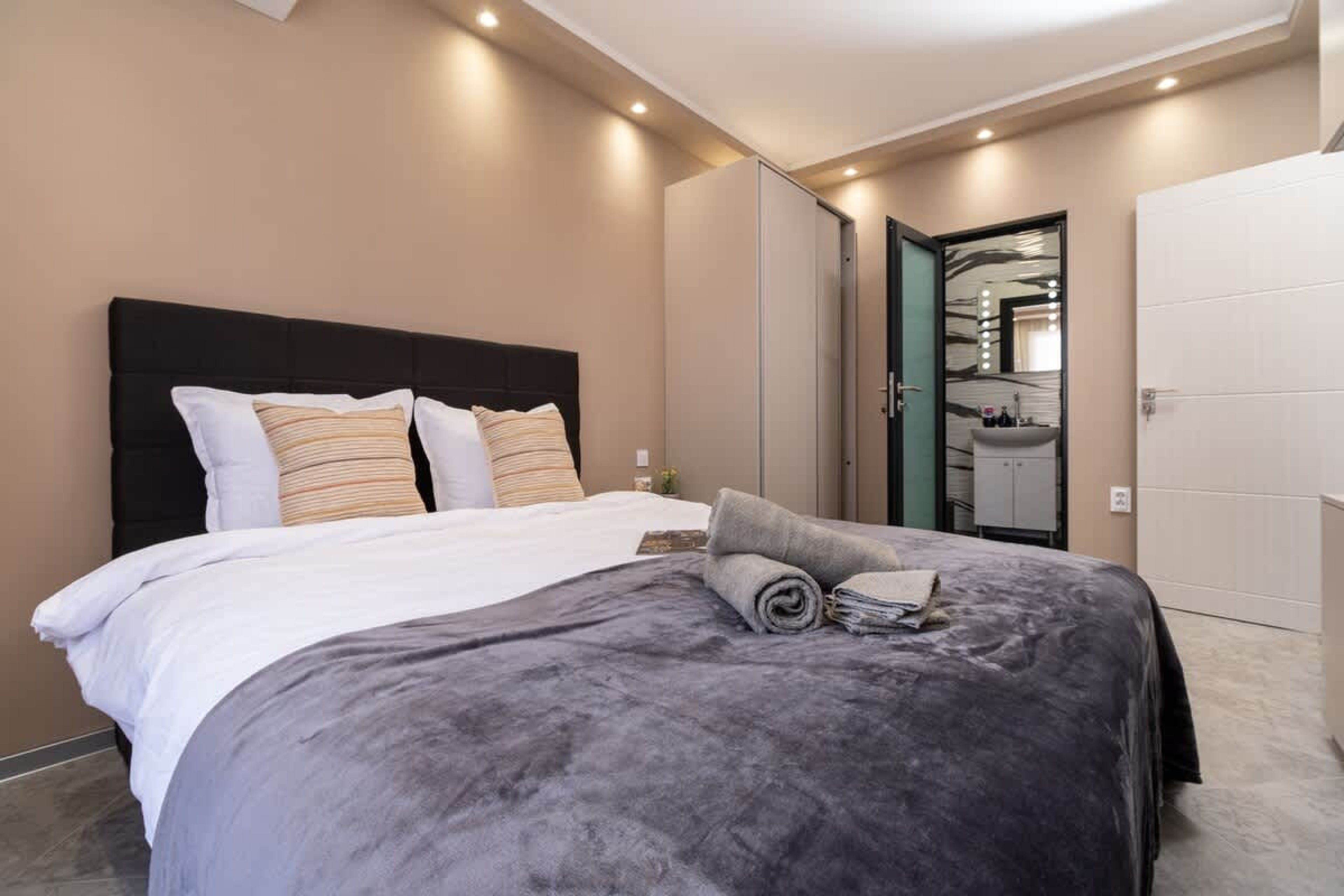 Scoutaround White Logo