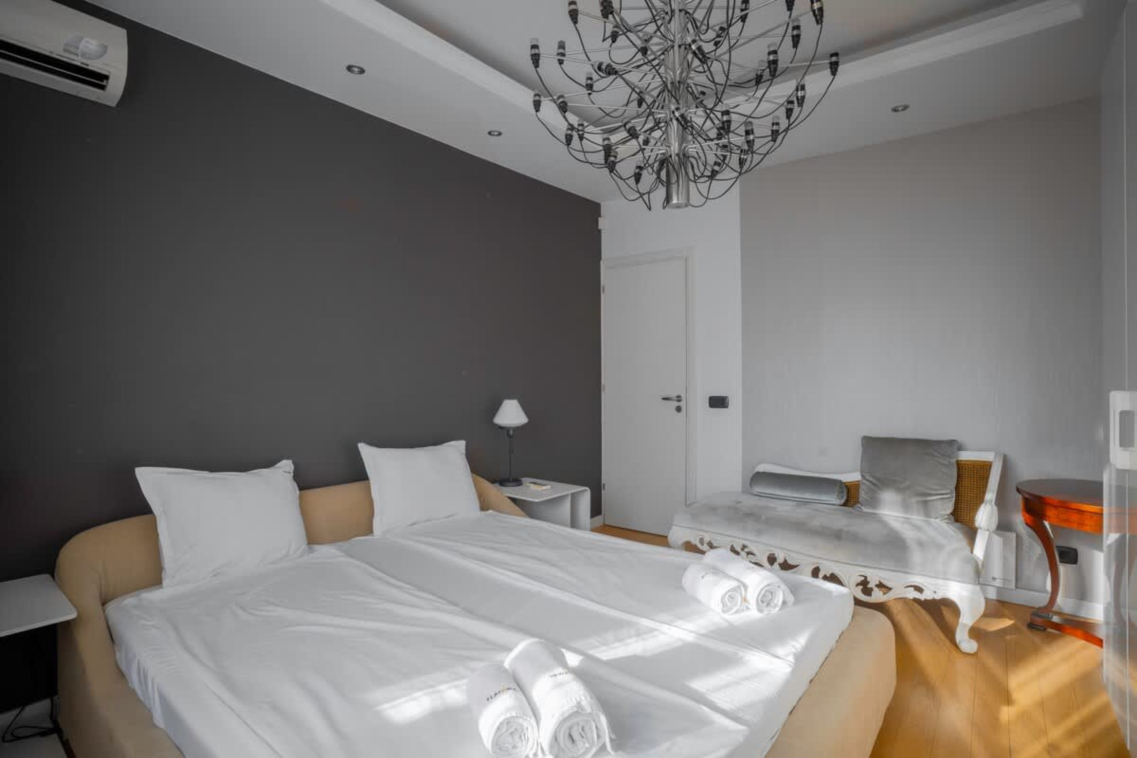 Central Luxurious 2 BD Flat near NDK - Photo 12