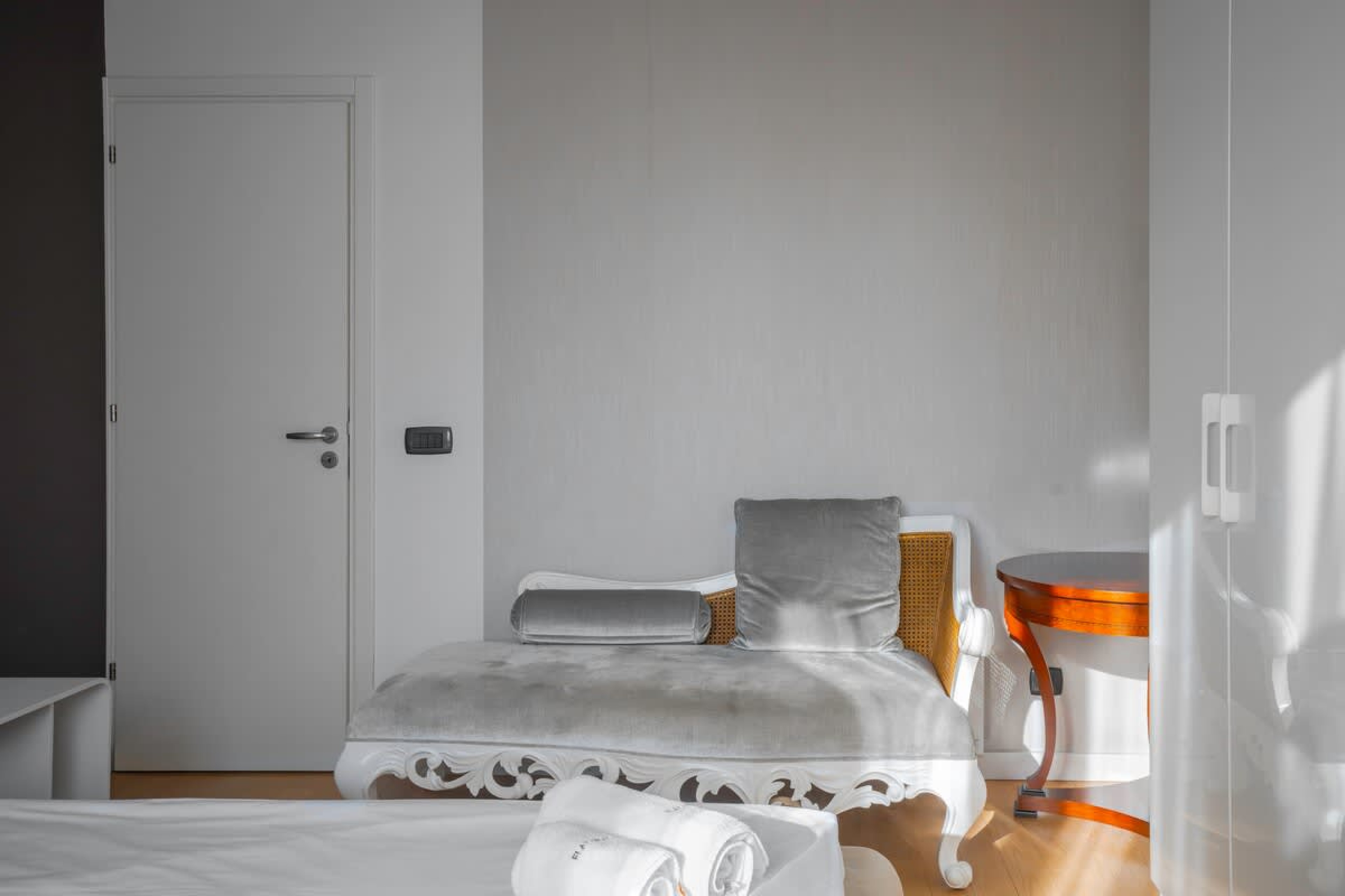 Central Luxurious 2 BD Flat near NDK - Photo 14