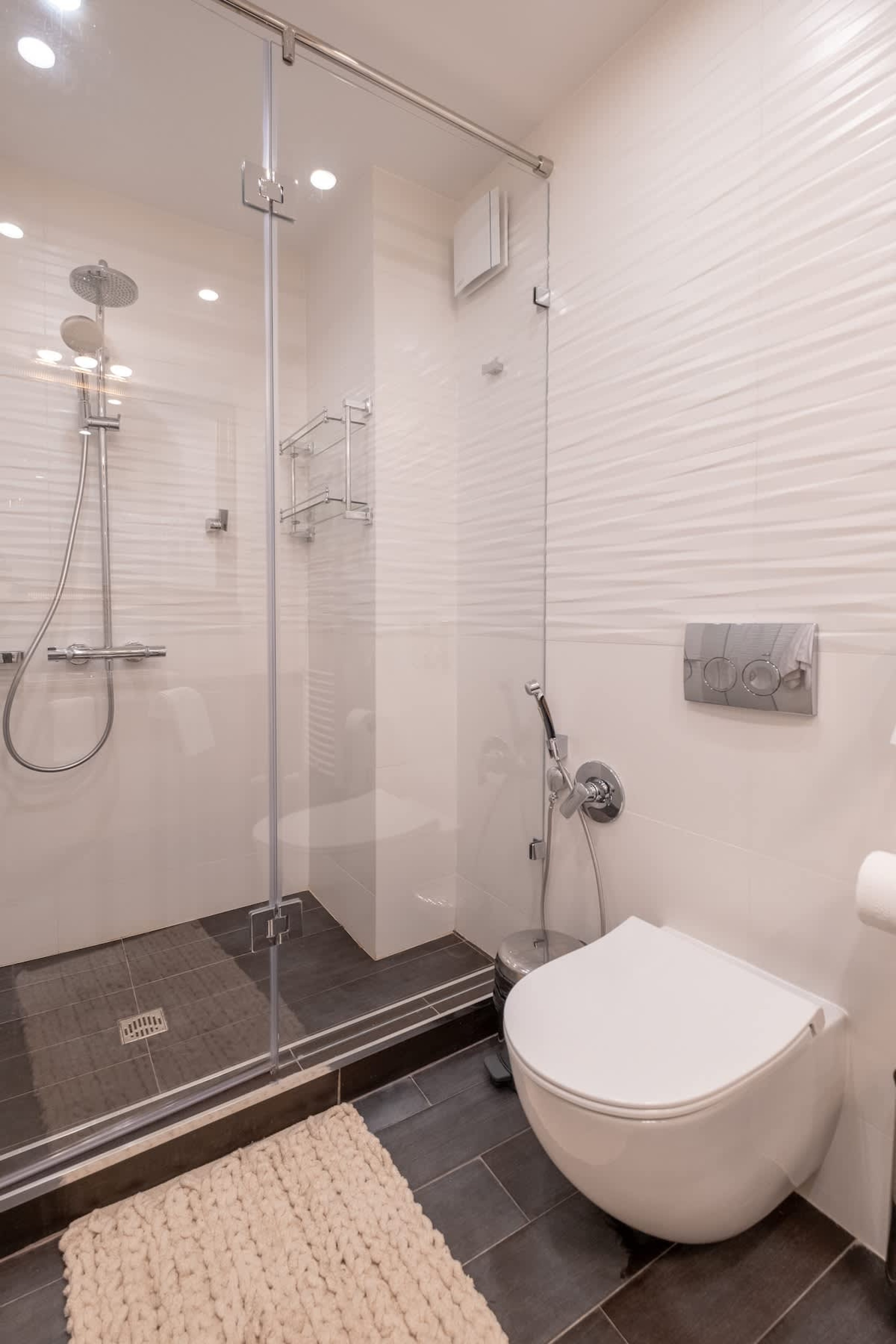 High-end Designer 2BR Aprt + Lift&amp;Balconies - Photo 42