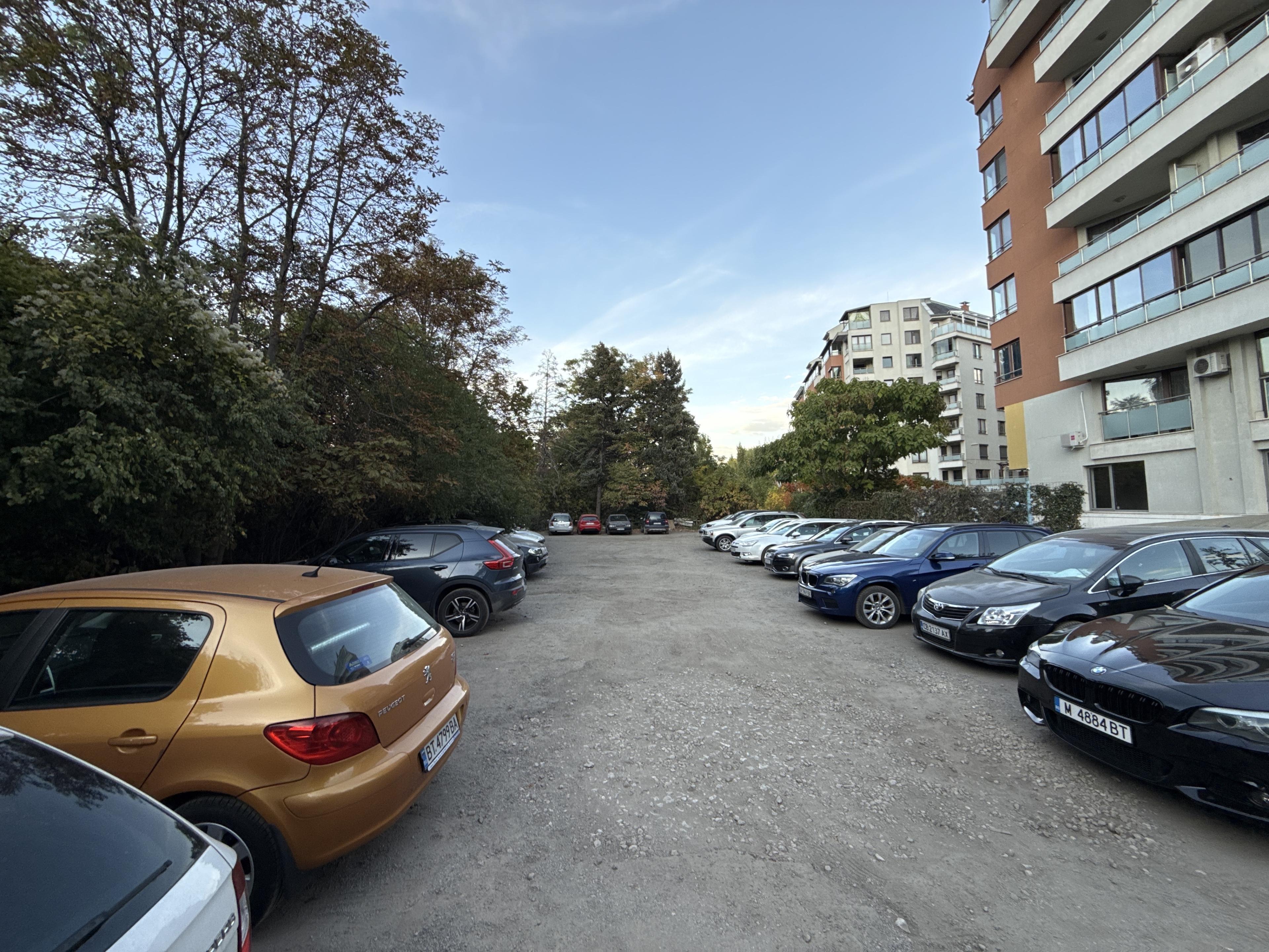 Free parking — photo 2 of 2