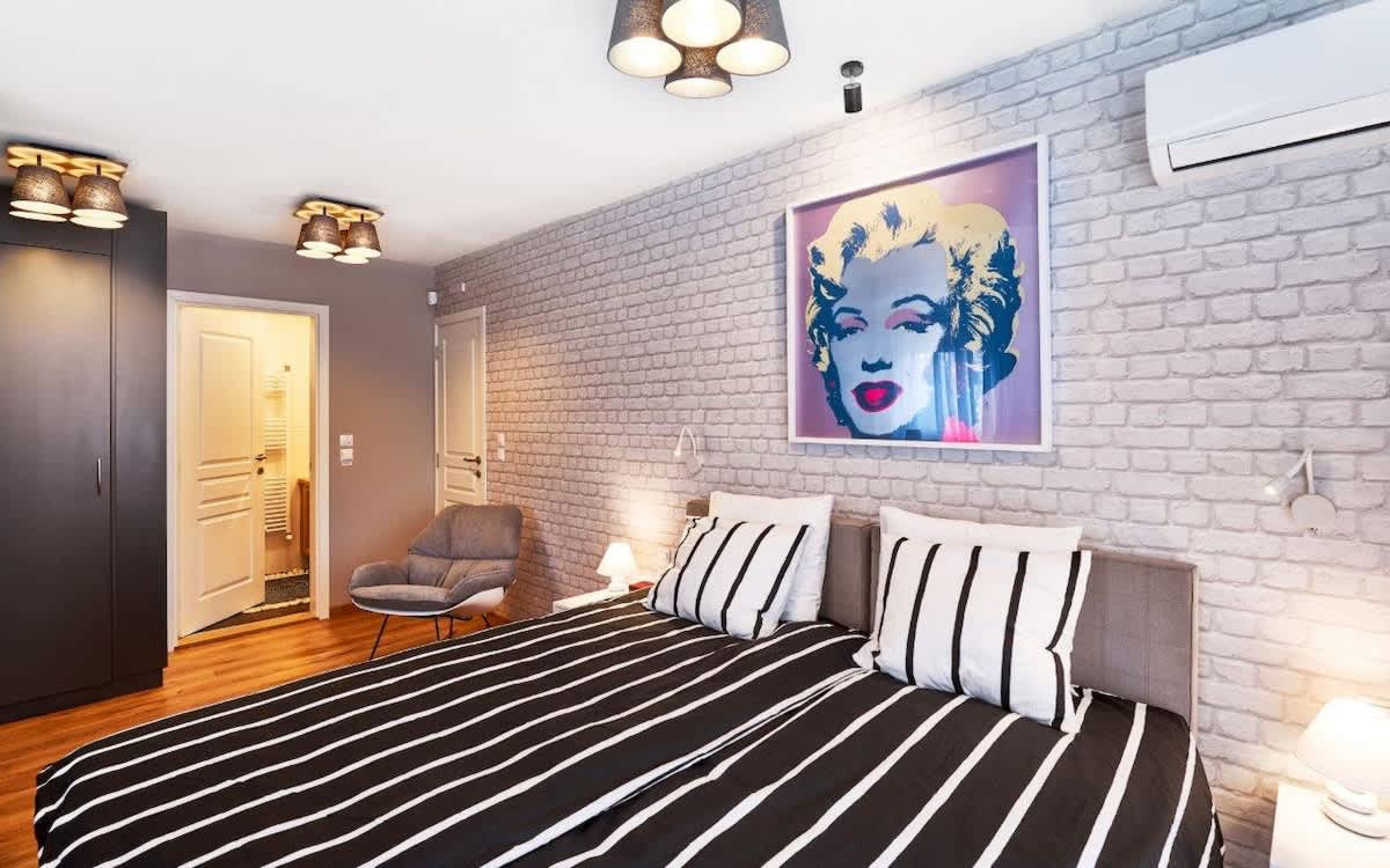 High-end Designer 2BR Aprt + Lift&amp;Balconies - Photo 28