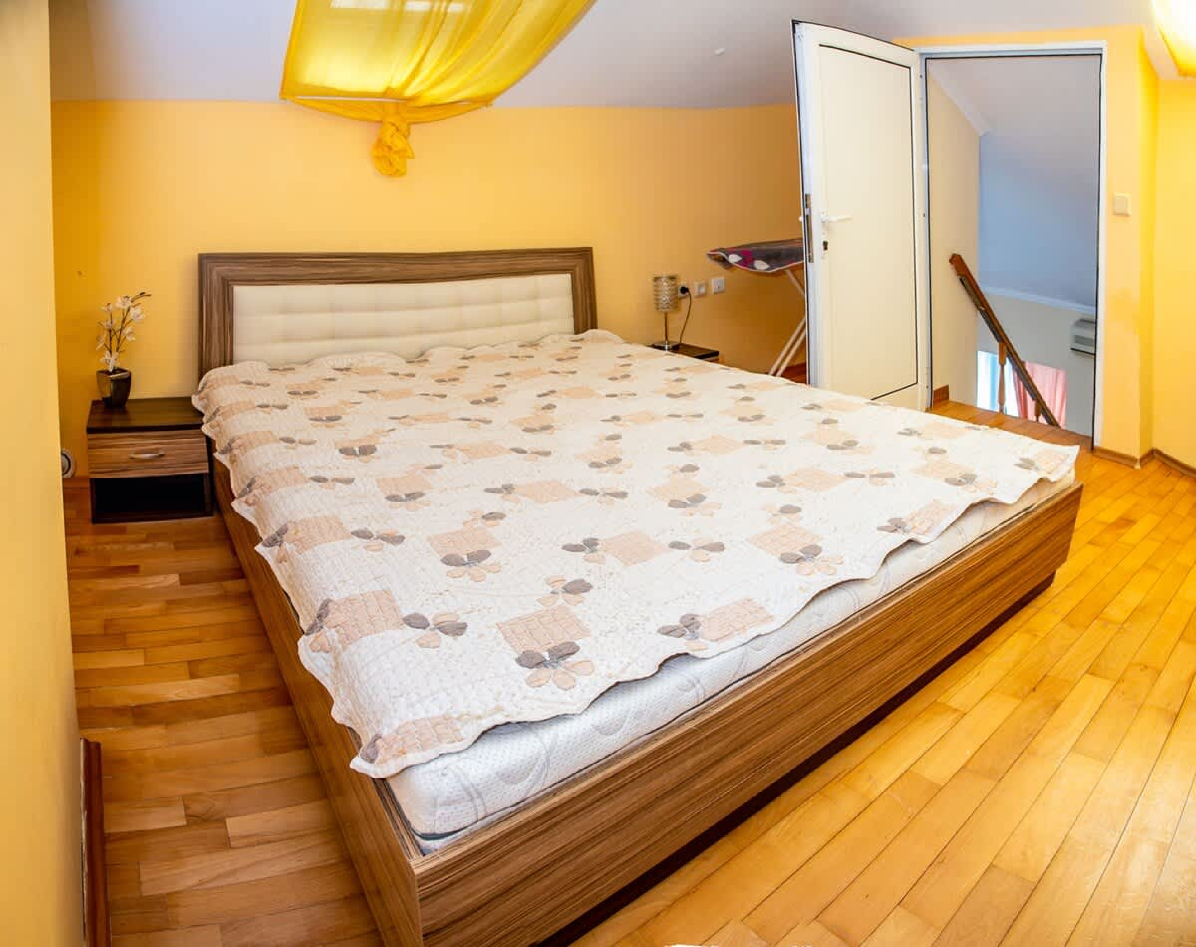 Spacious &amp; Sunny Maisonette w/ Terrace near Centre - Photo 3