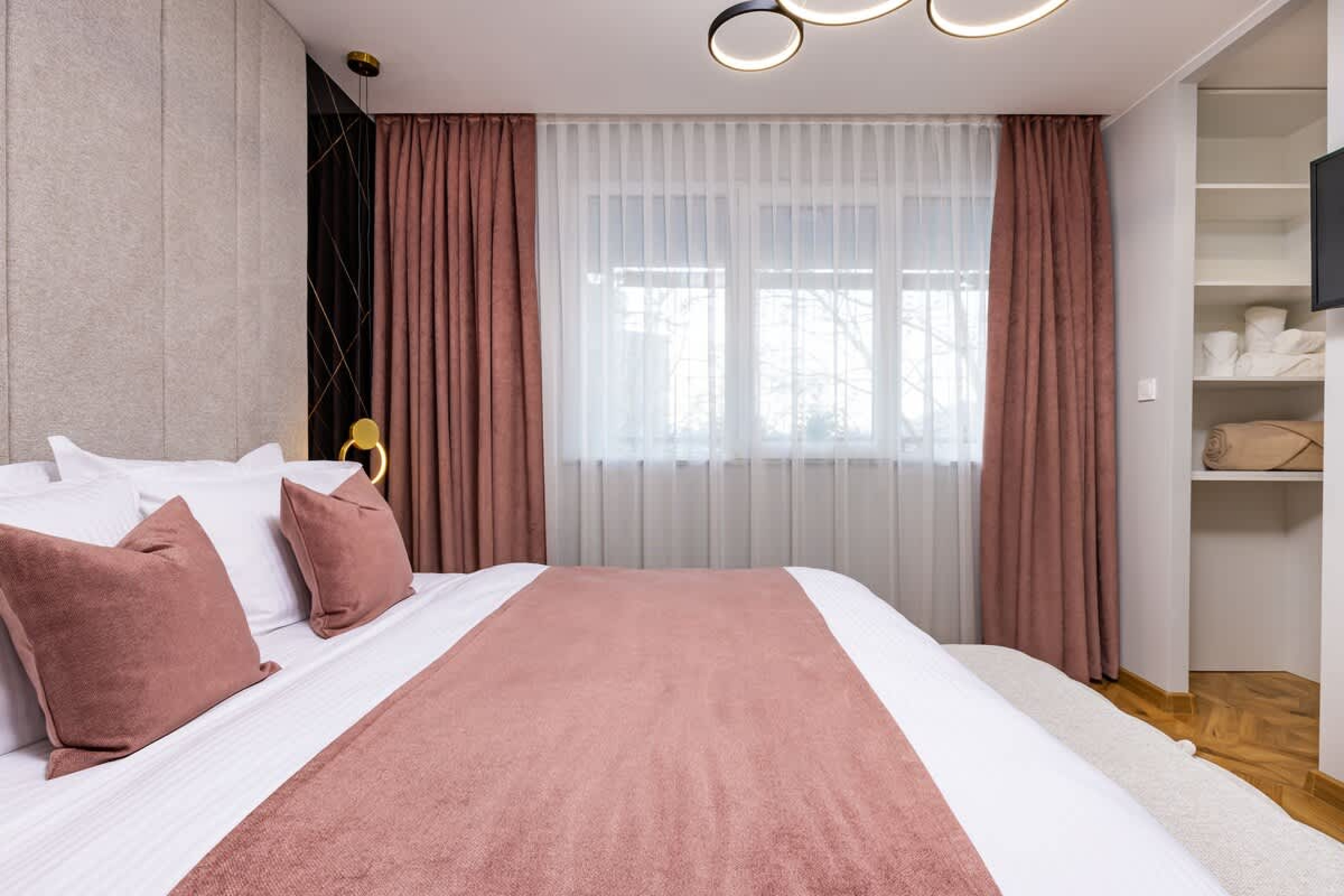 Scoutaround White Logo