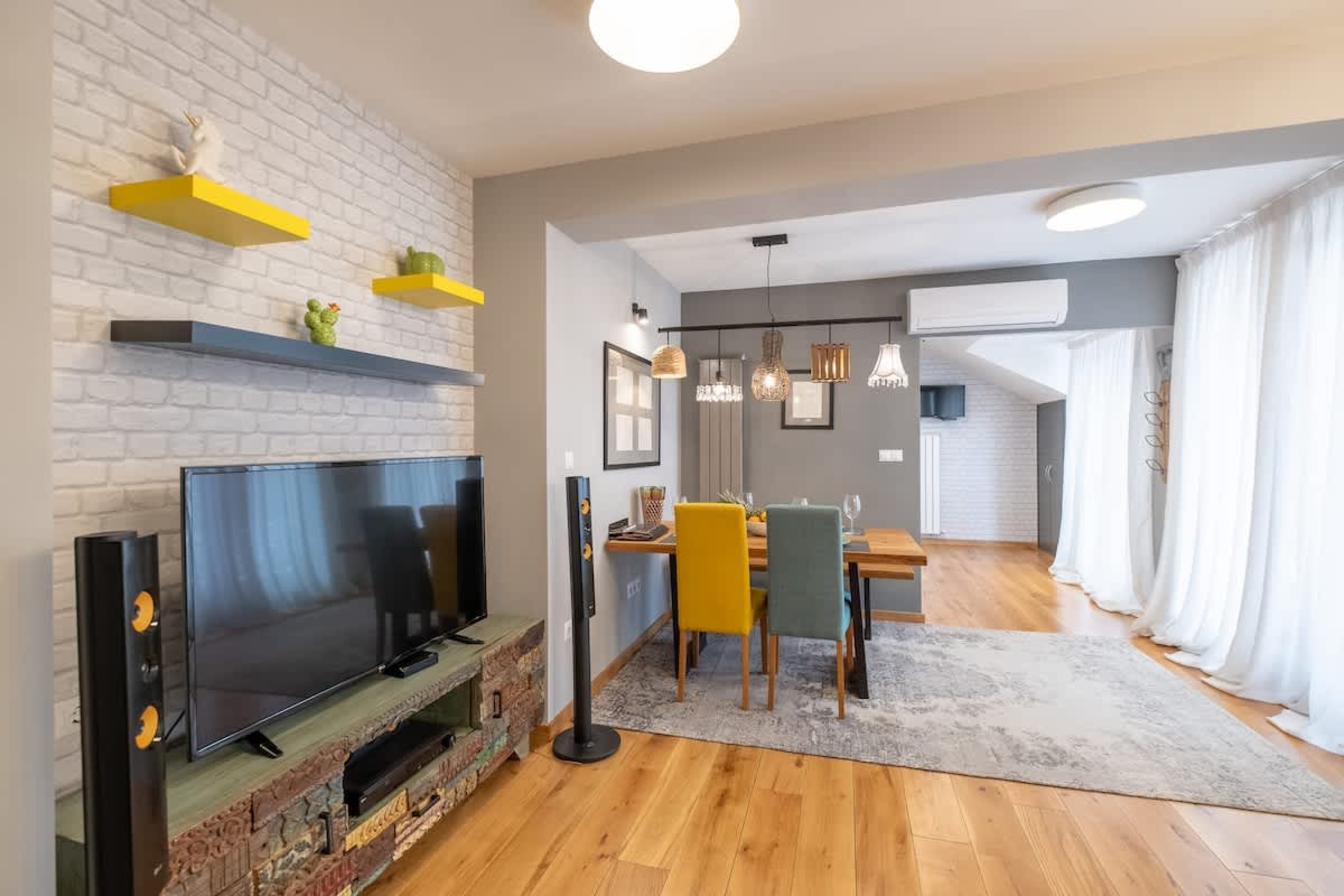 High-end Designer 2BR Aprt + Lift&amp;Balconies - Photo 6