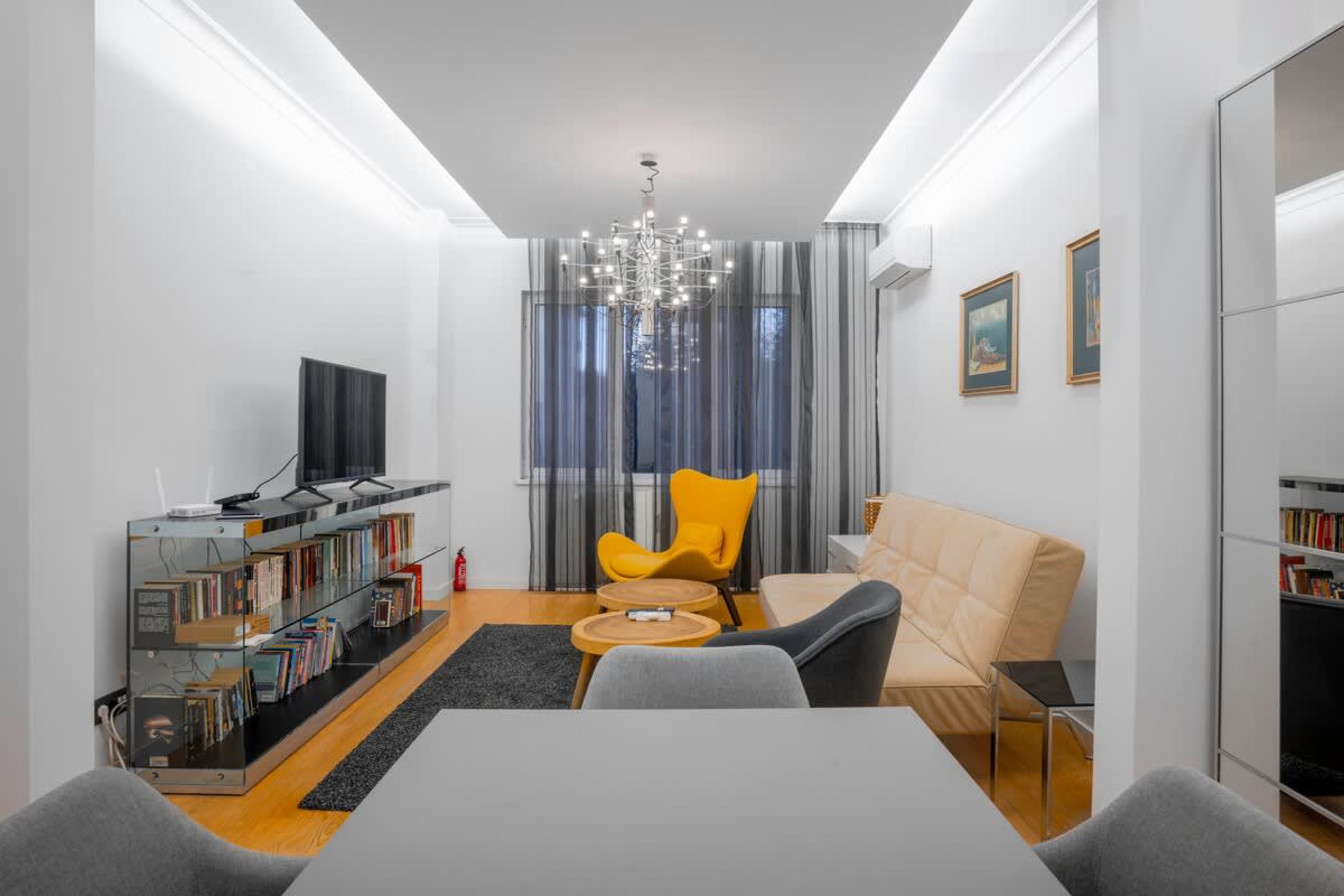 Central Luxurious 2 BD Flat near NDK - Cover Photo