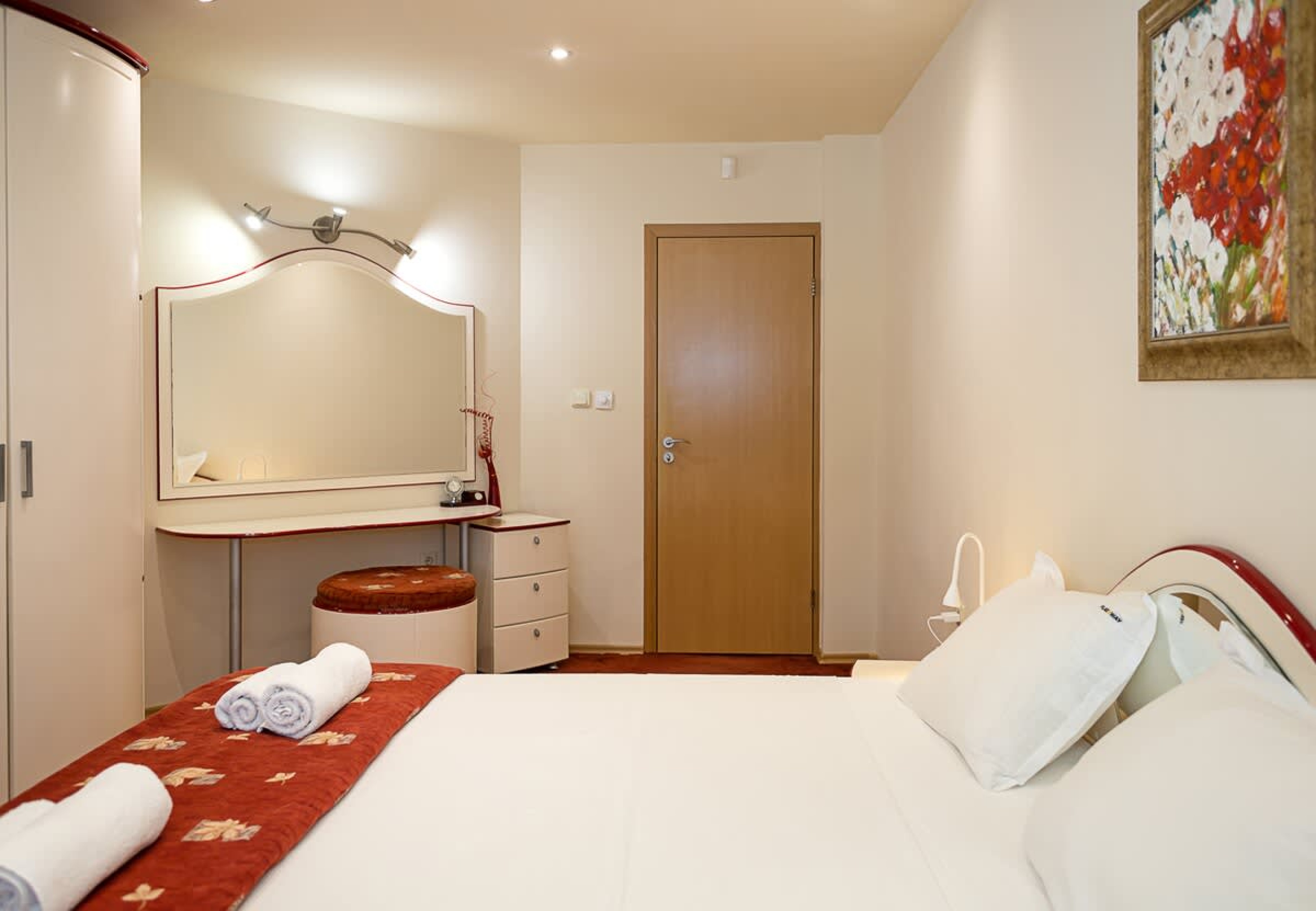 Bright &amp; Spacious 2-Bedroom Flat in Central Varna - Photo 19