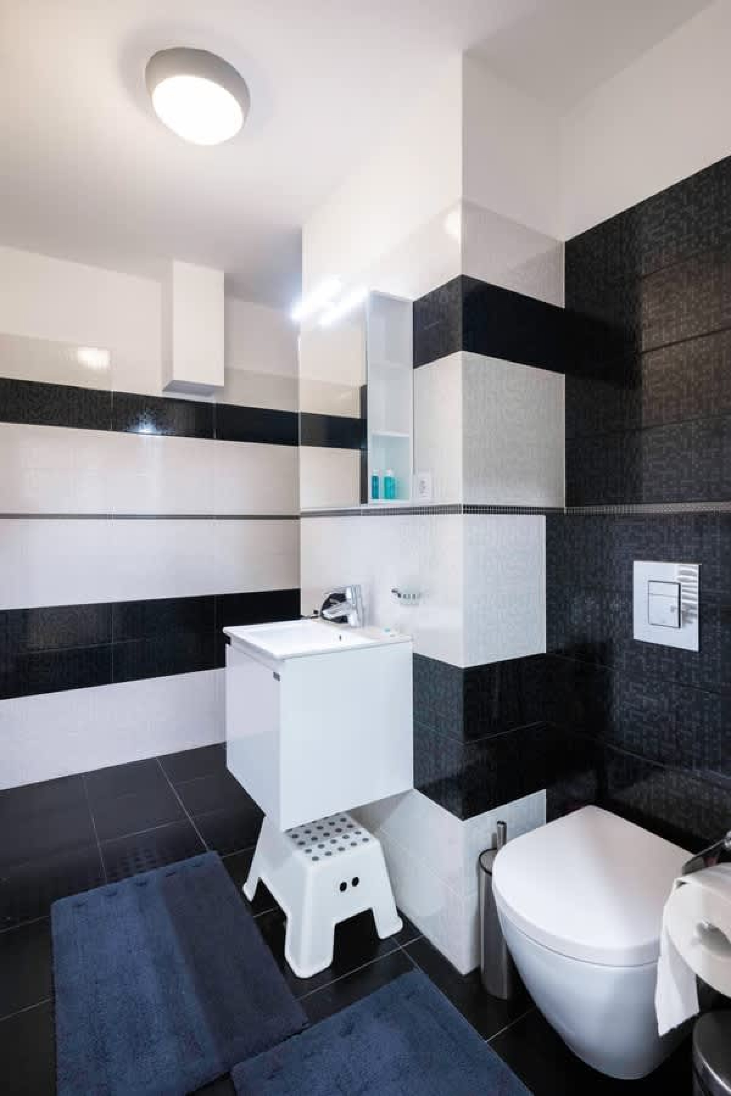 Silver Gem  1BD with desk and balcony - Photo 17