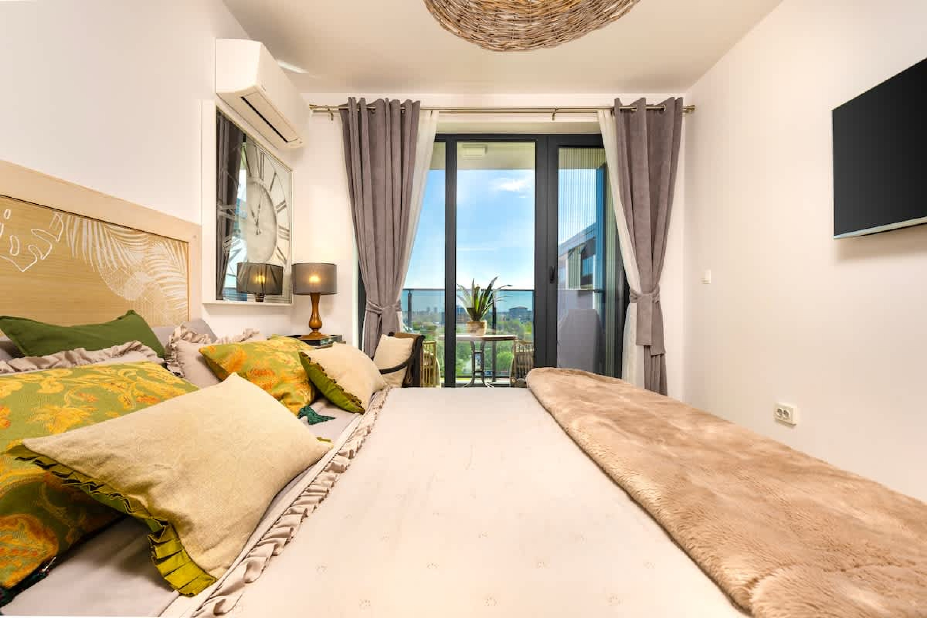 Scoutaround White Logo