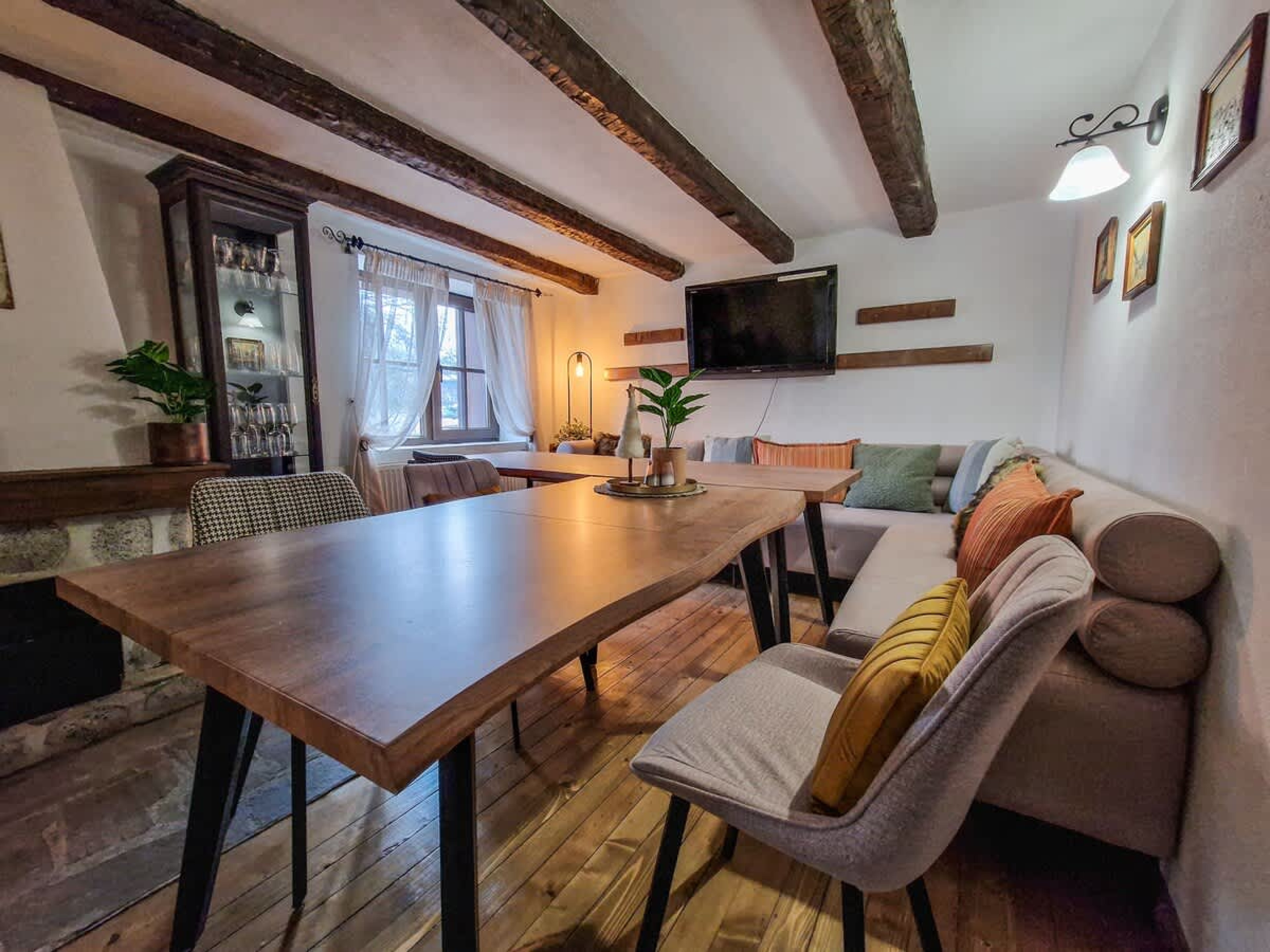 Scoutaround White Logo