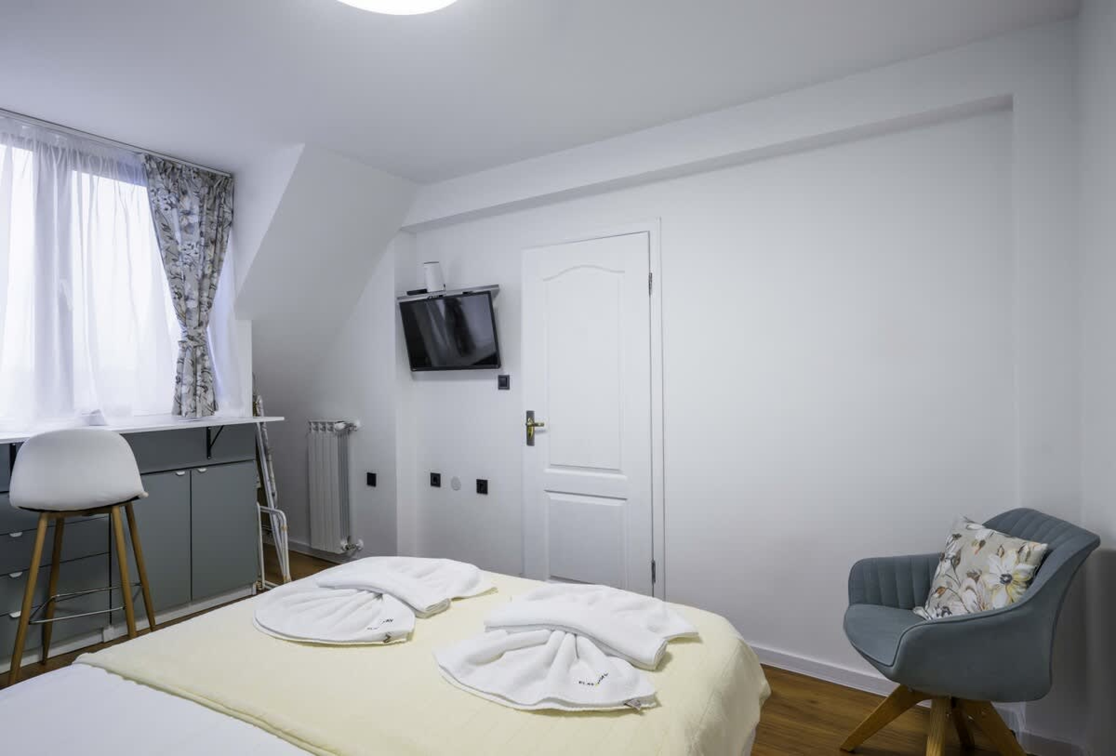 Scoutaround White Logo