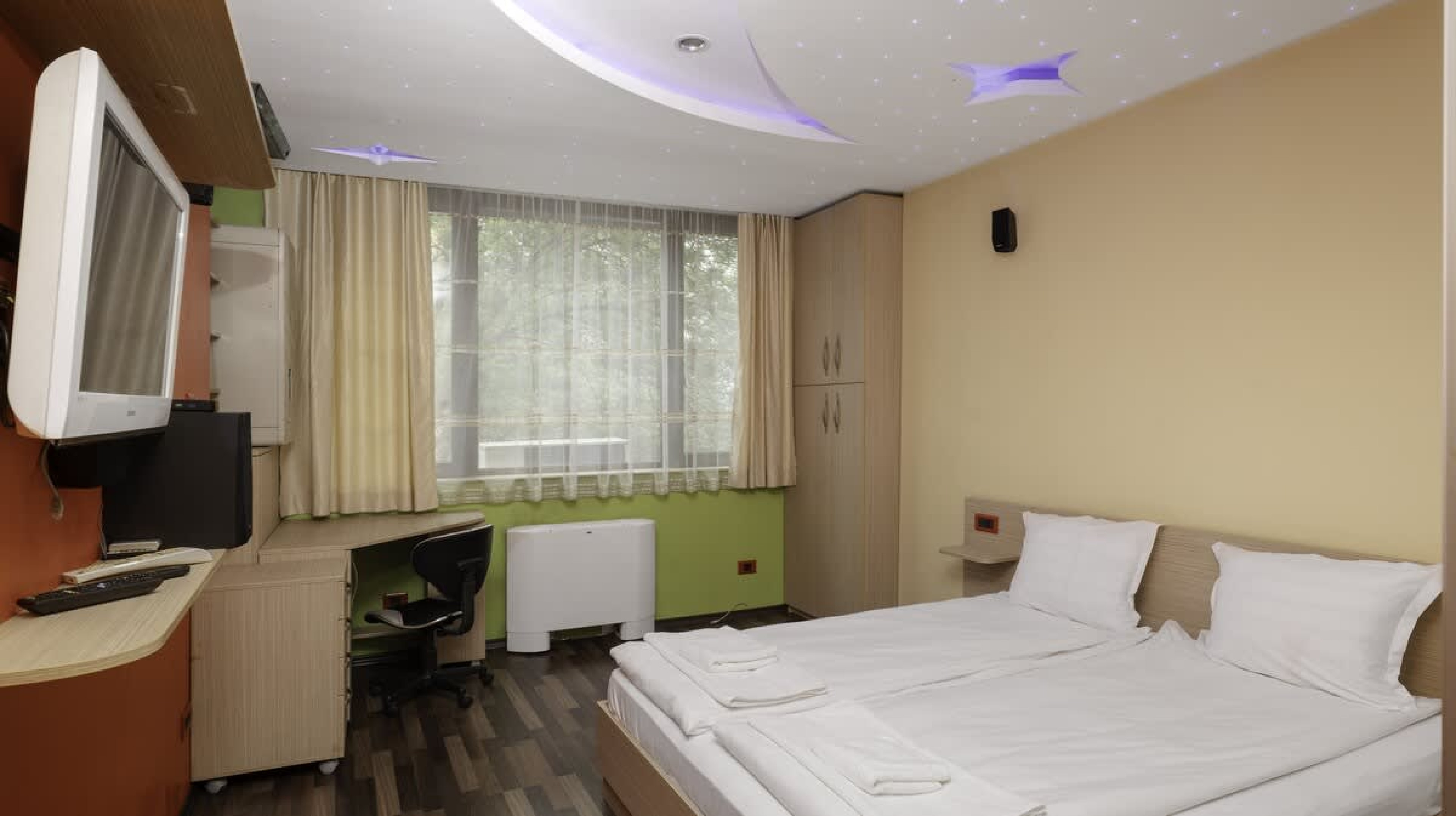 Scoutaround White Logo