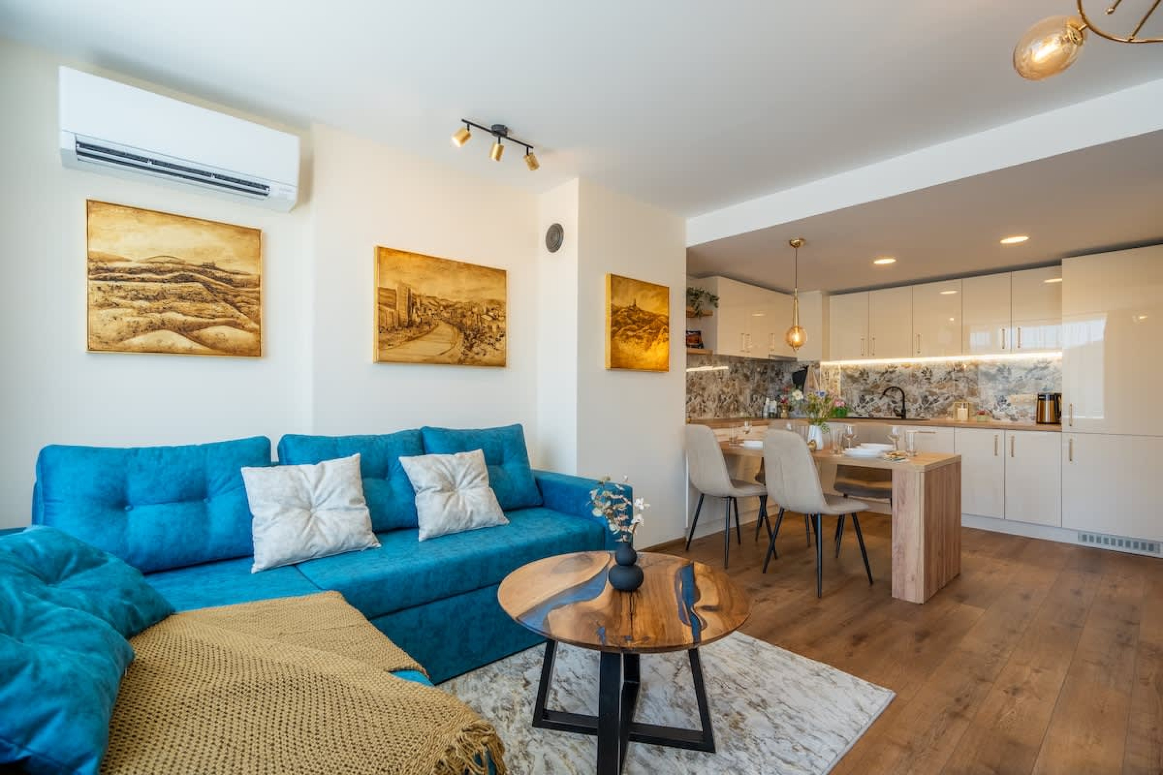 Scoutaround White Logo