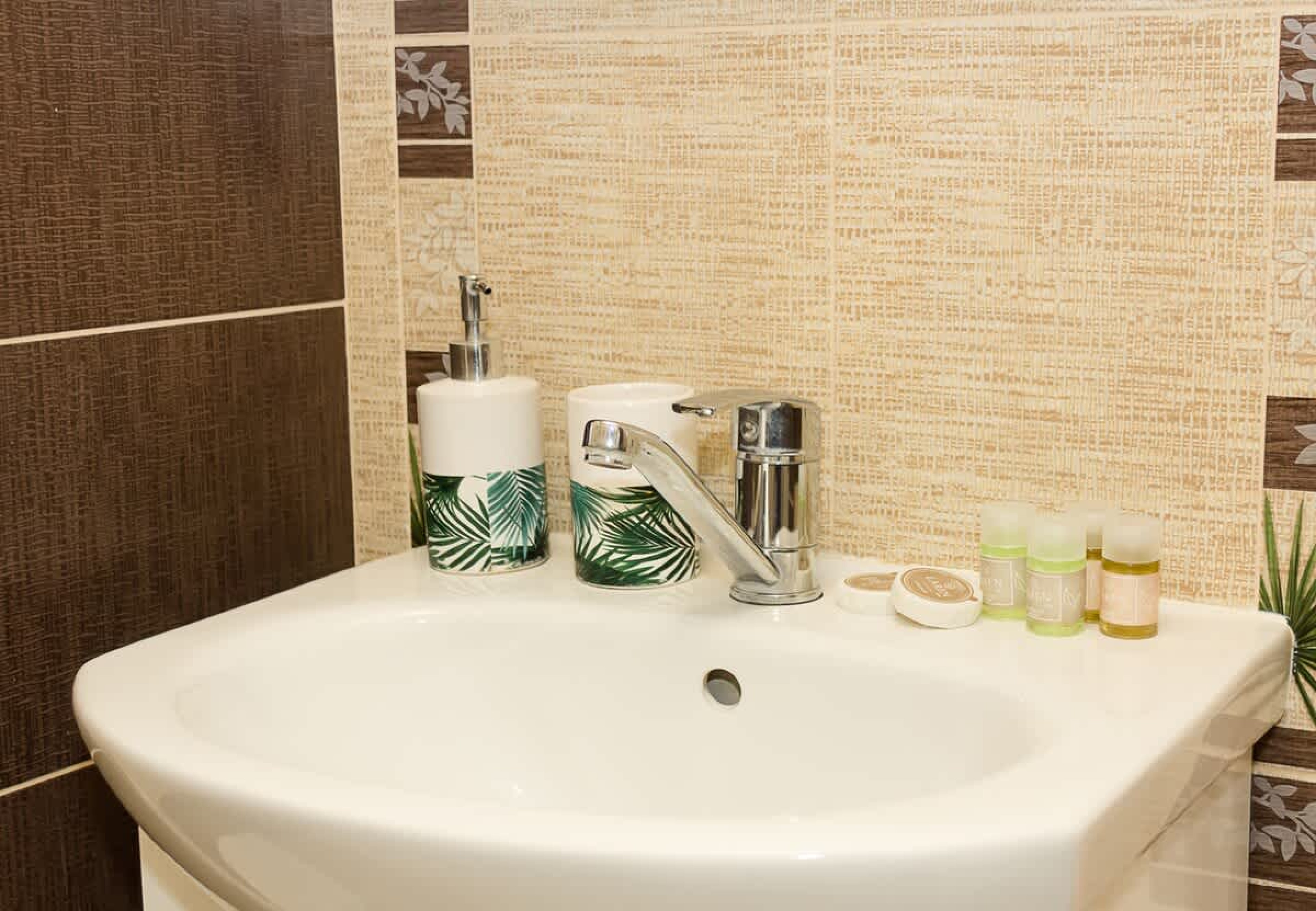 Seaview Haven: Elegant 2BD Flat in Balchik - Photo 25