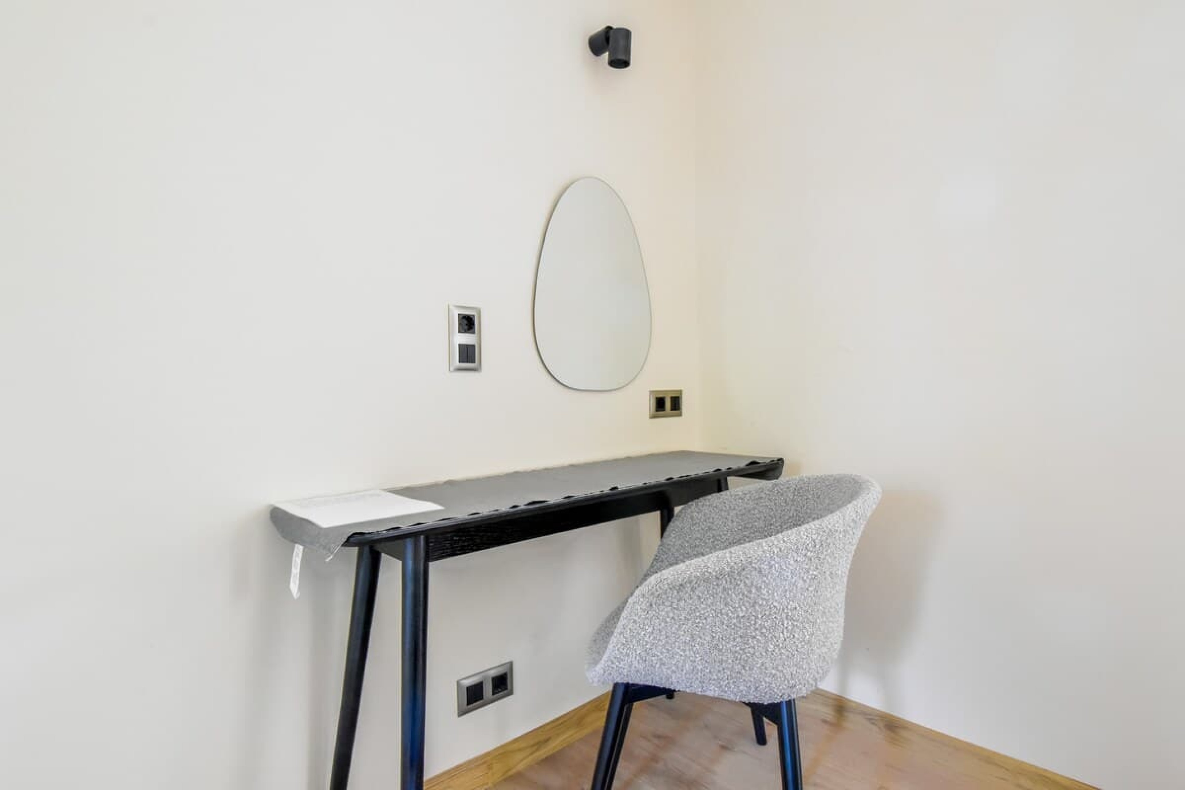 Scoutaround White Logo