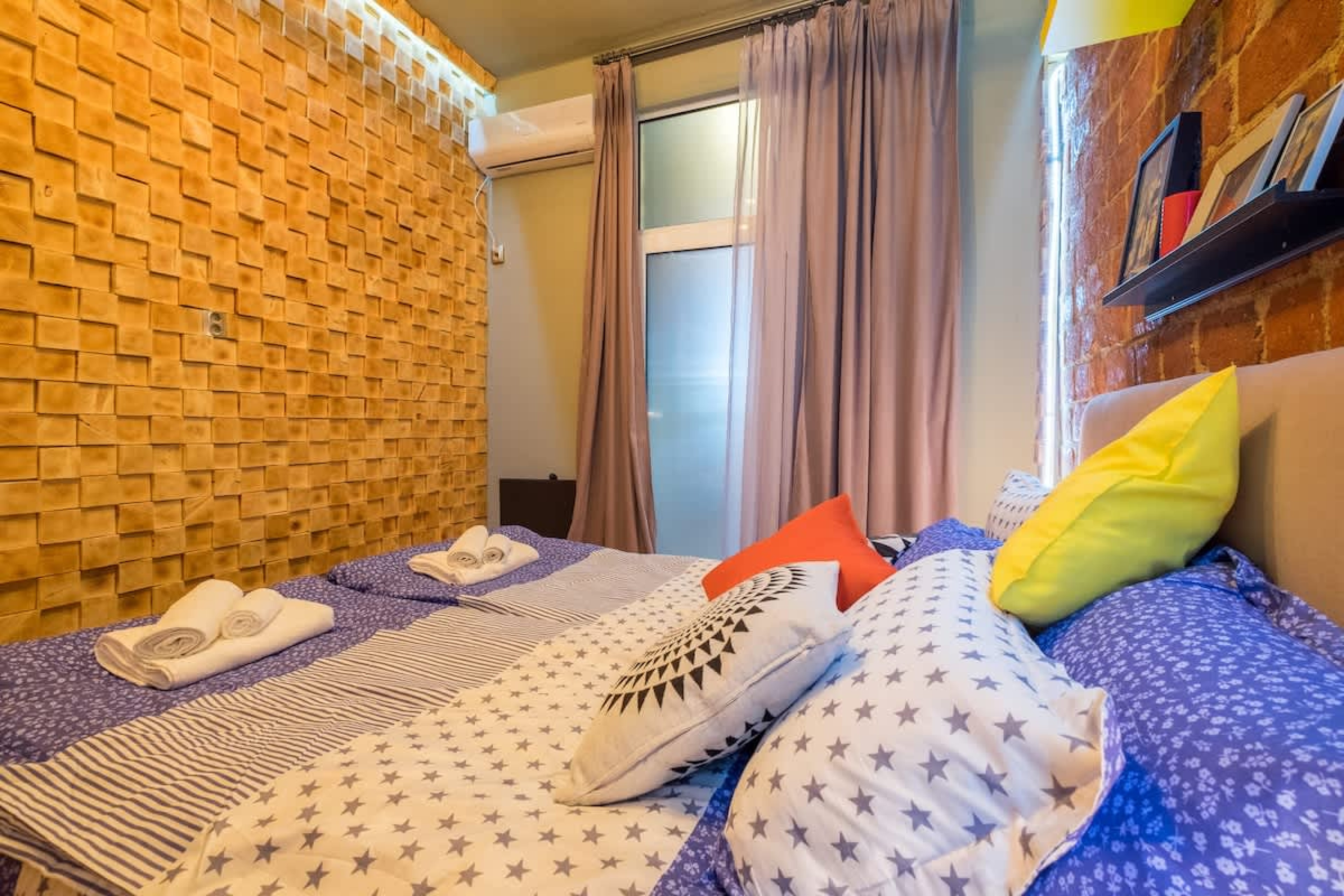 2 BDR &amp; 2 BTHR Funky Apartment / Supreme Location - Photo 6