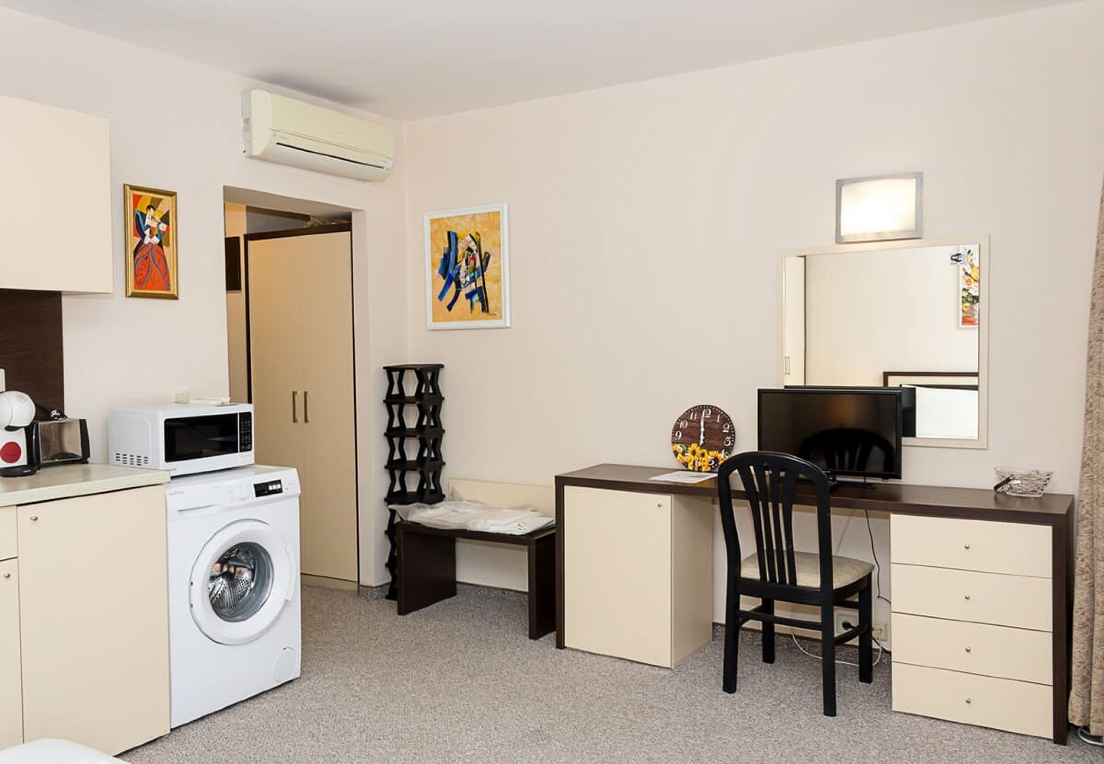 Sunny Studio in Hotel Berlin, Steps from the Beach - Photo 8